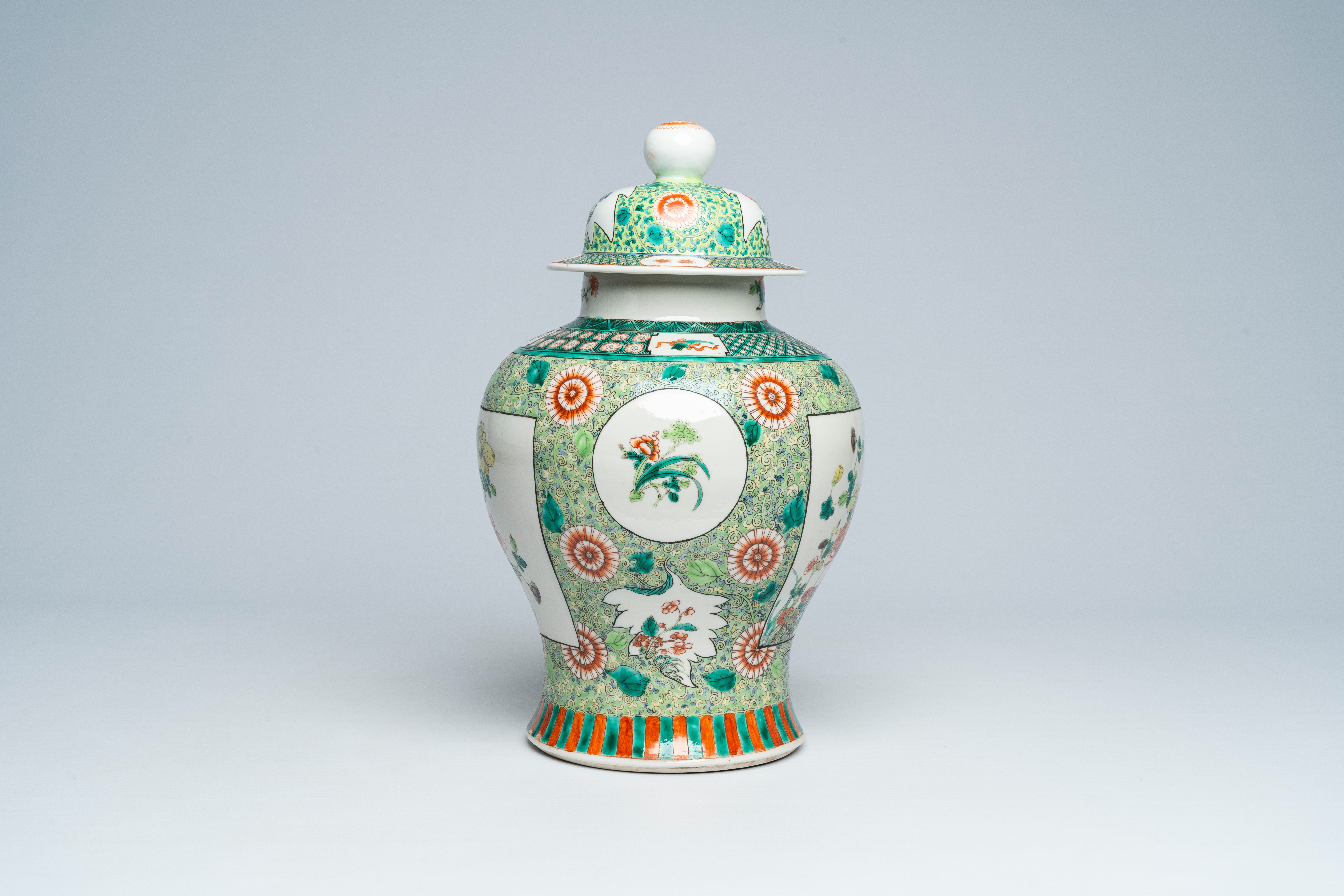 A Chinese famille verte vase and cover with floral design, 19th C. - Image 2 of 6