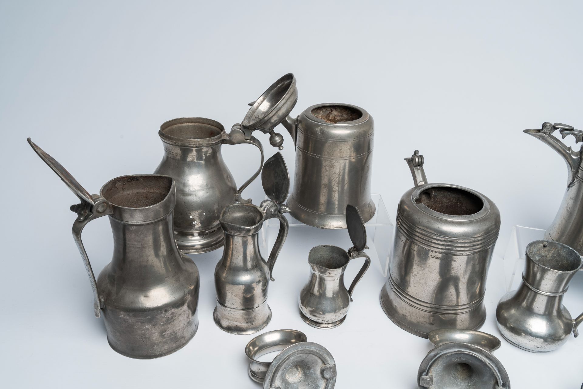 A varied collection of pewter jugs and flagons, a.o. acorn jugs and Swiss Glocken flagons, various o - Image 8 of 12