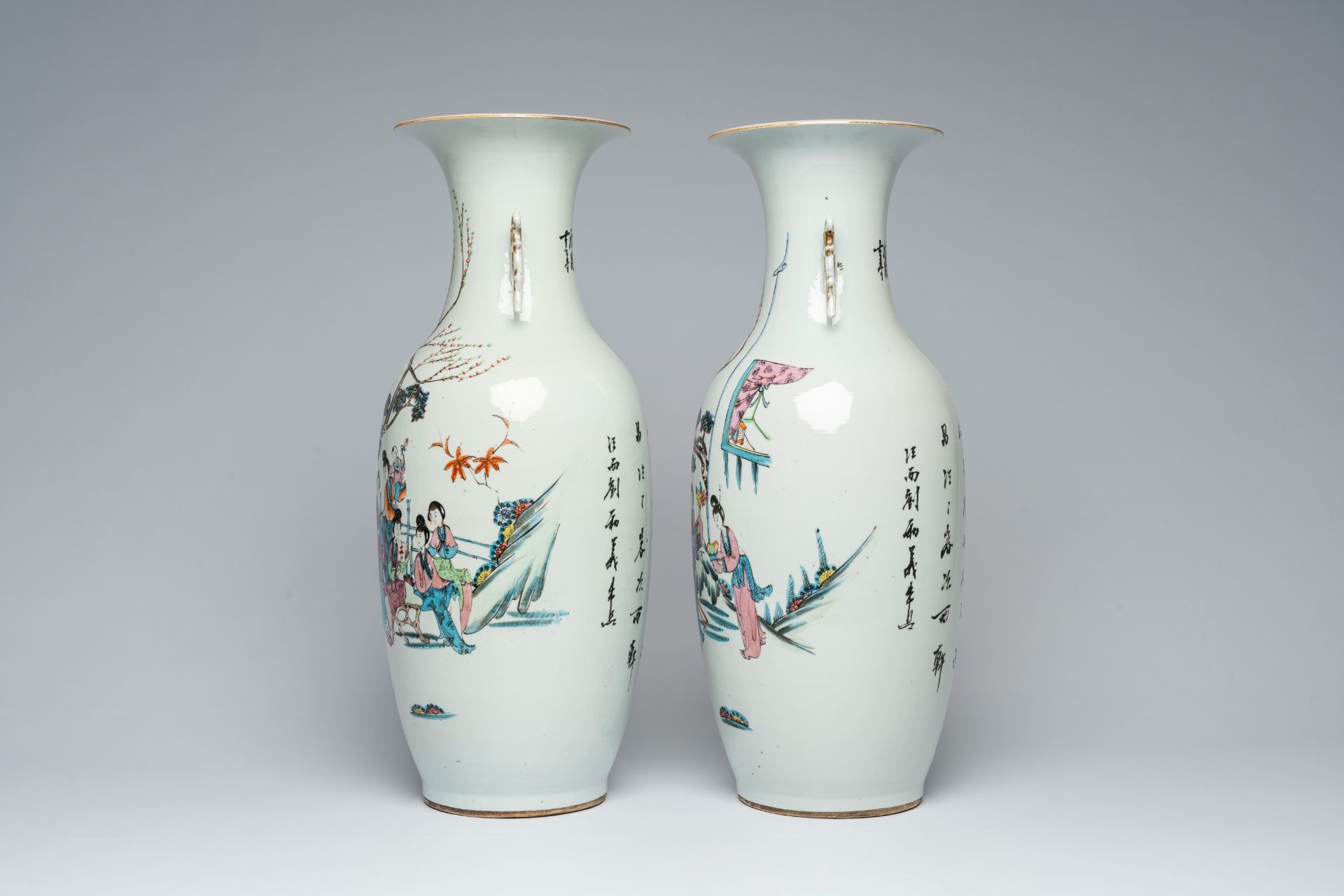 A pair of Chinese famille rose vases with ladies in a garden, 19th/20th C. - Image 2 of 6