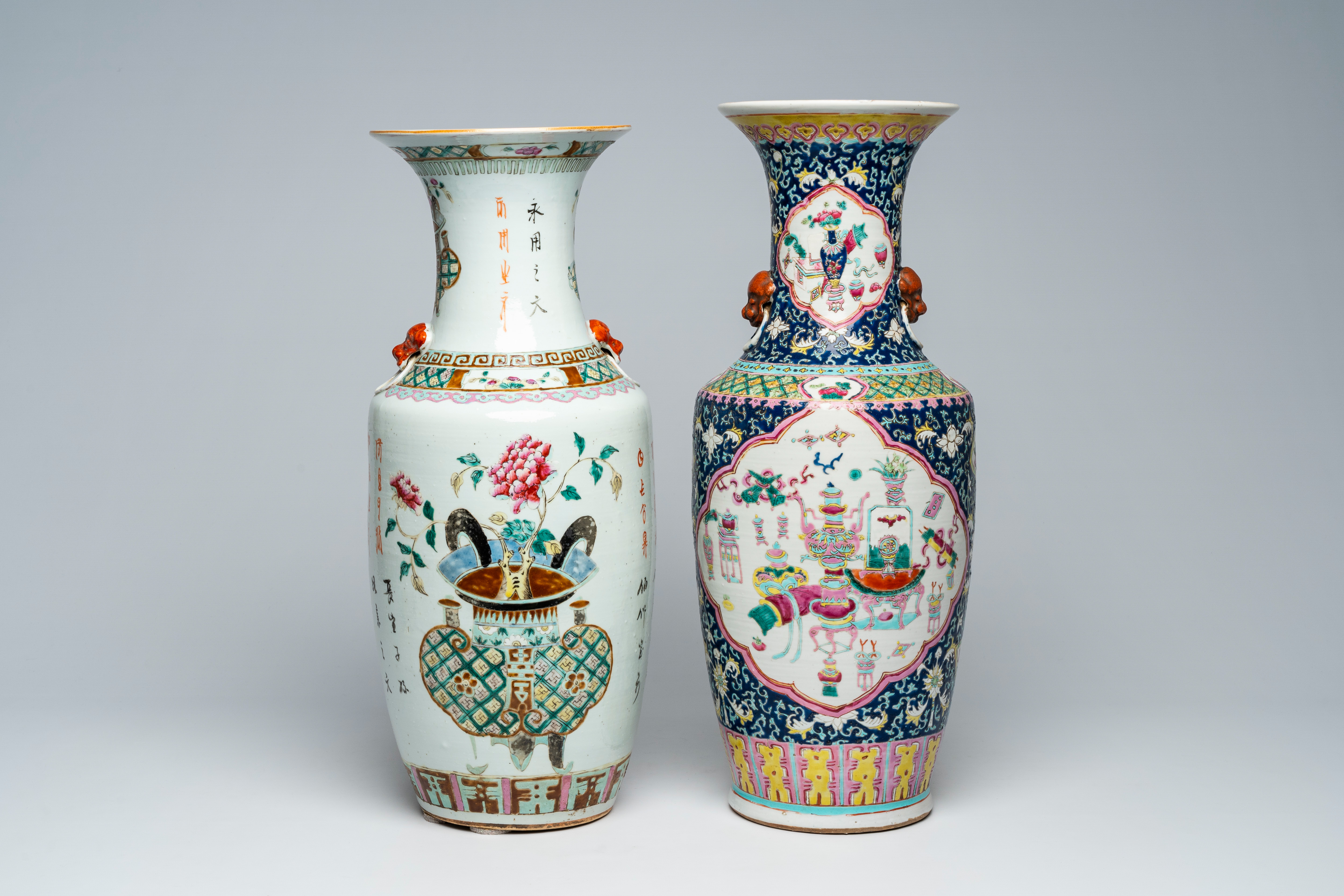 Two Chinese famille rose vases with flower baskets and antiquities design, 19th C. - Bild 3 aus 6