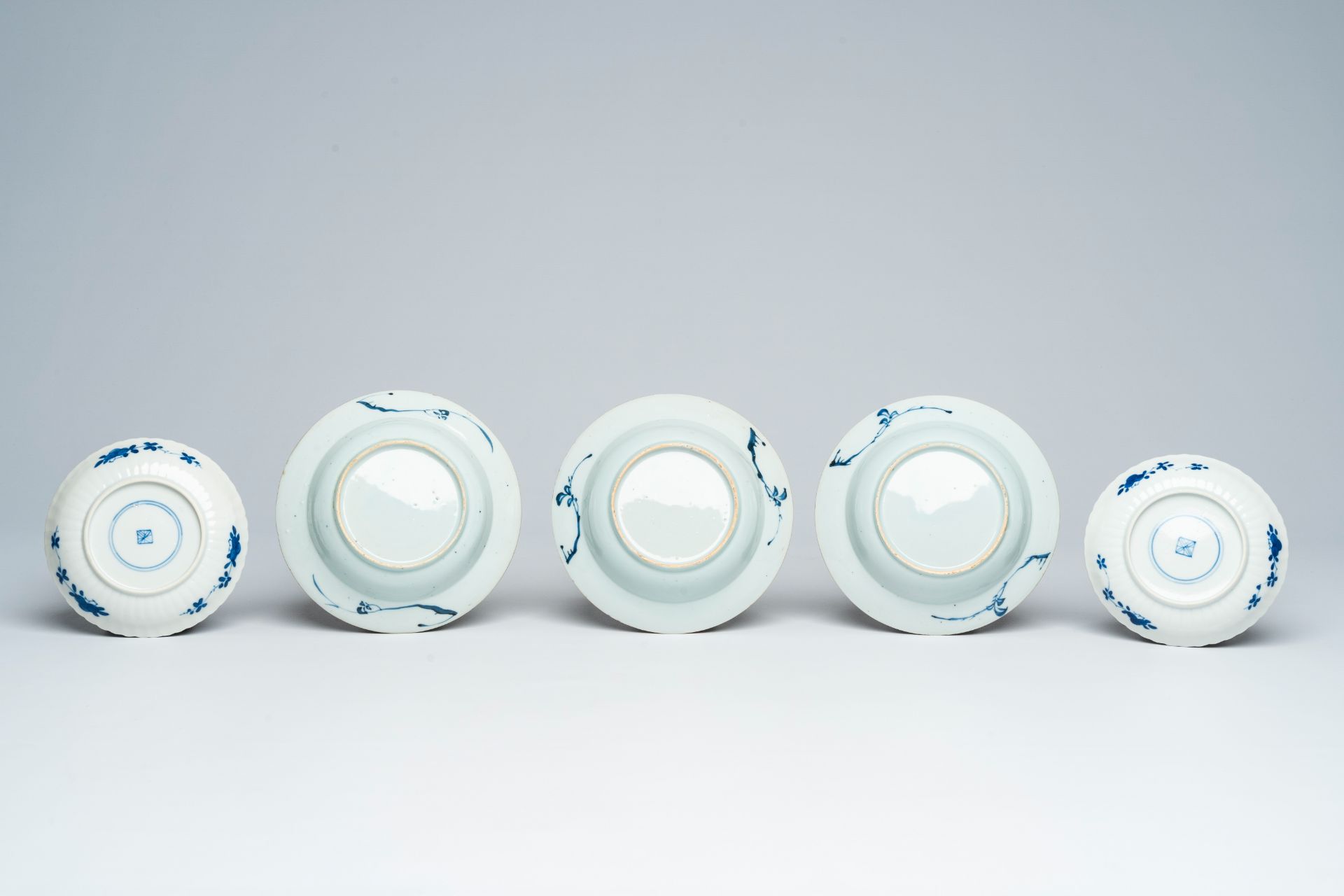 A varied collection of Chinese blue and white cups and saucers, 18th/19th C. - Bild 3 aus 11