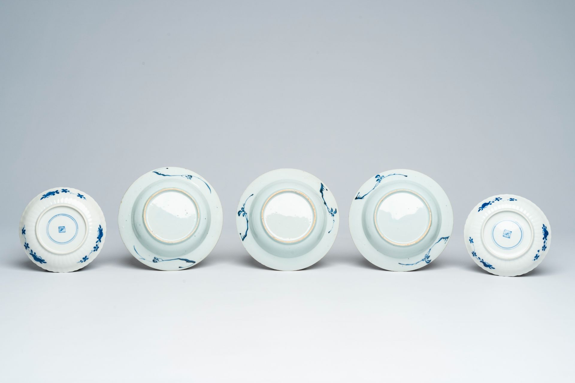 A varied collection of Chinese blue and white cups and saucers, 18th/19th C. - Image 3 of 11