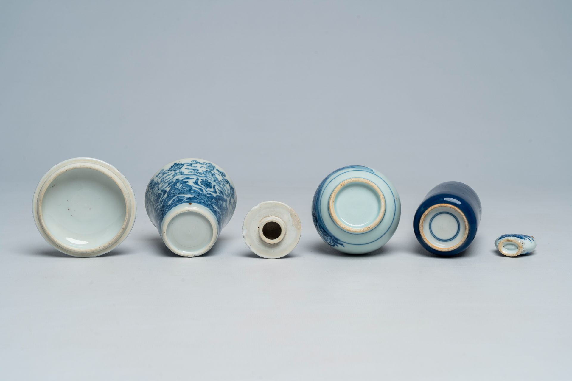 A Chinese blue and white snuff bottle, two covered beakers and a small blue rouleau vase, Kangxi and - Image 7 of 7