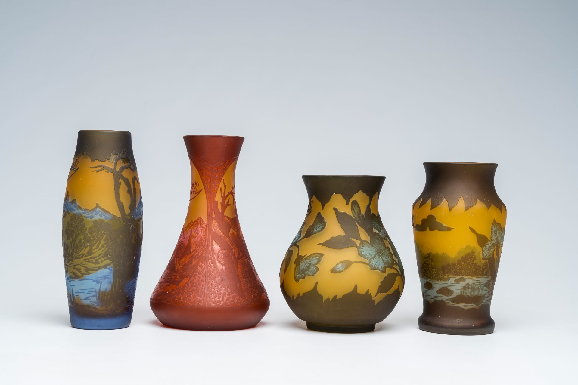 Emile GallÃ© (1846-1904): Four cameo glass Art Nouveau vases with landscapes and floral design, 20th - Bild 3 aus 8