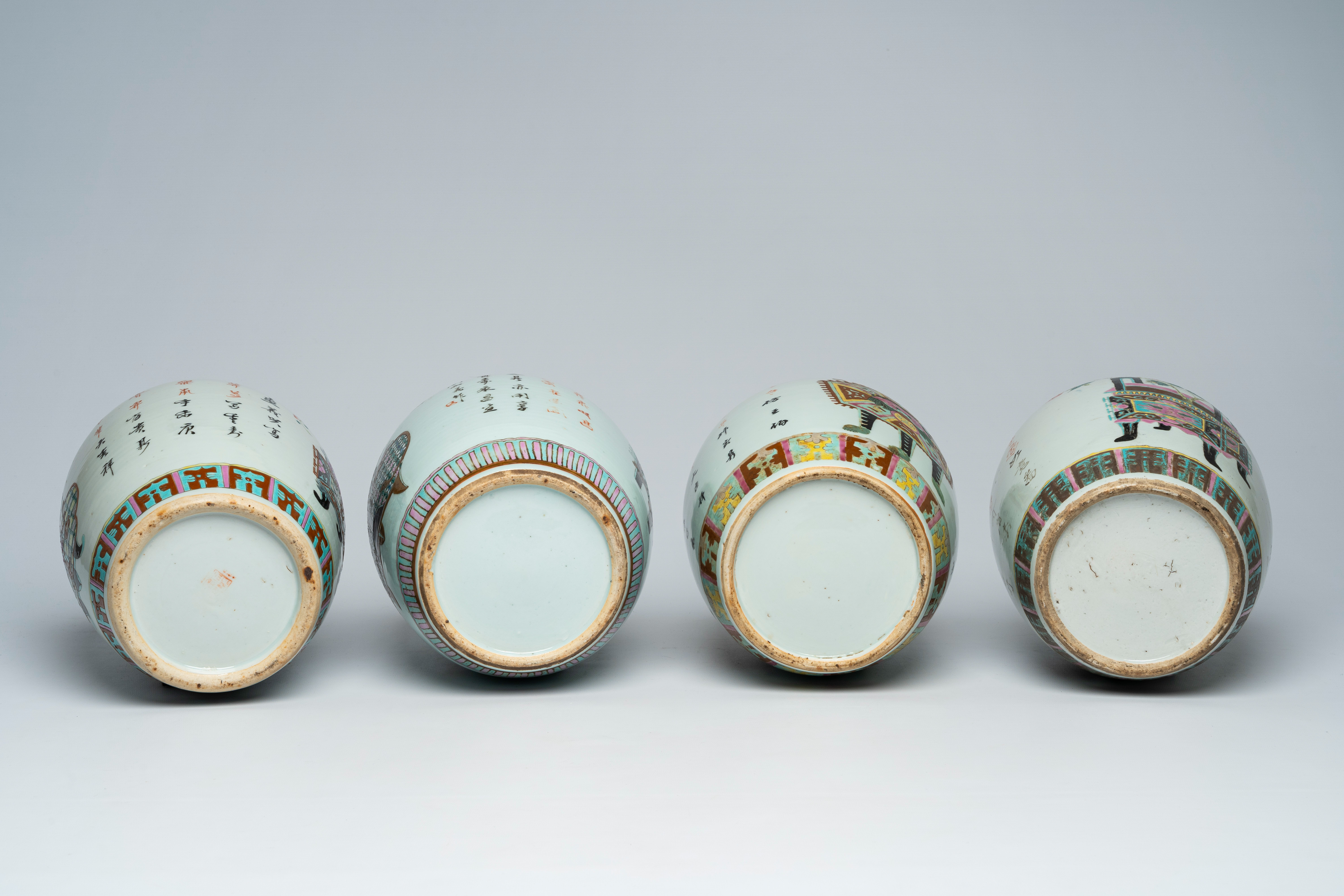 Four Chinese famille rose ginger jars and covers with flower baskets and antiquities, 19th/20th C. - Bild 6 aus 8