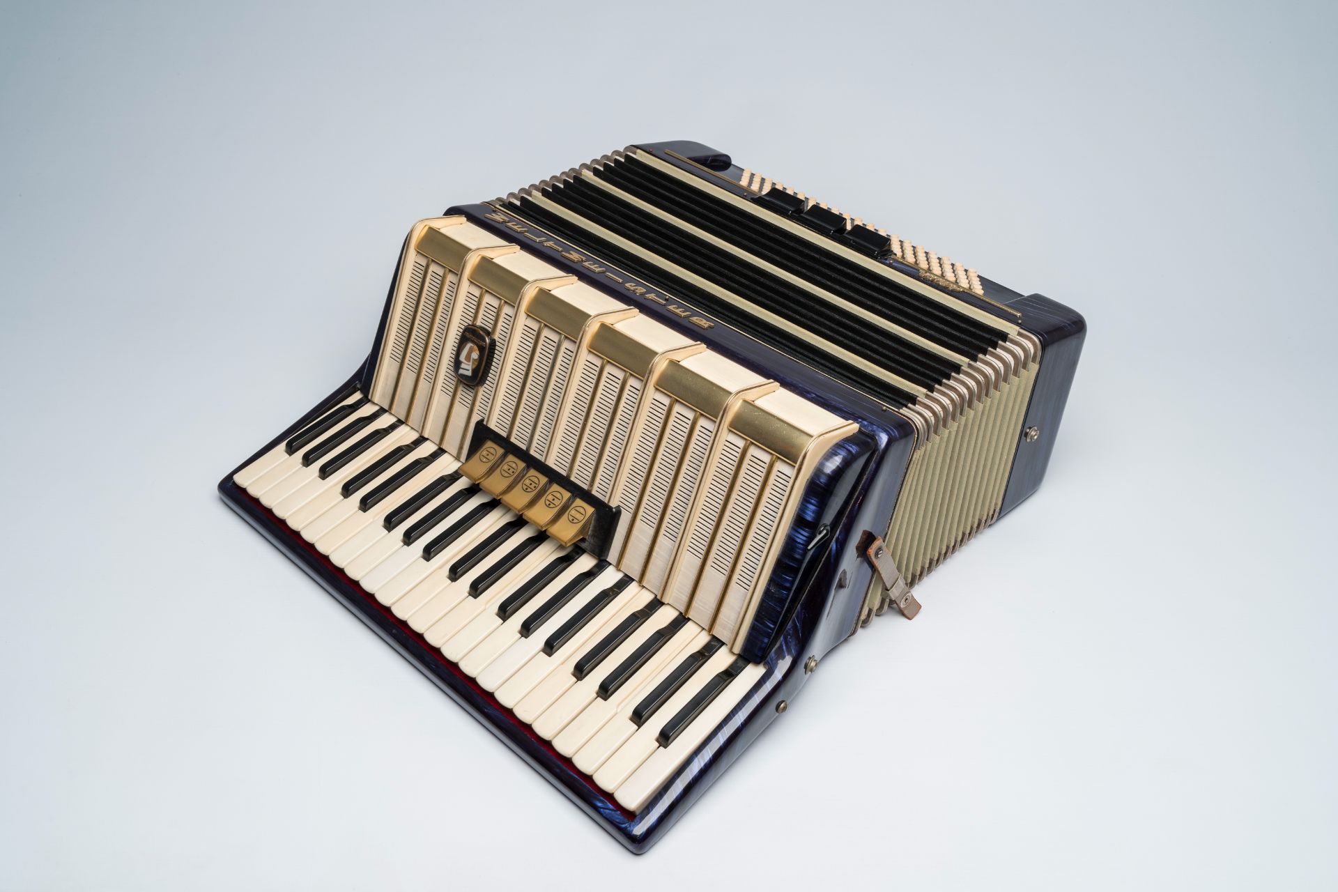 A 'Weltmeister' chromatic accordion with piano keyboard, ca. 1960 - Image 3 of 5