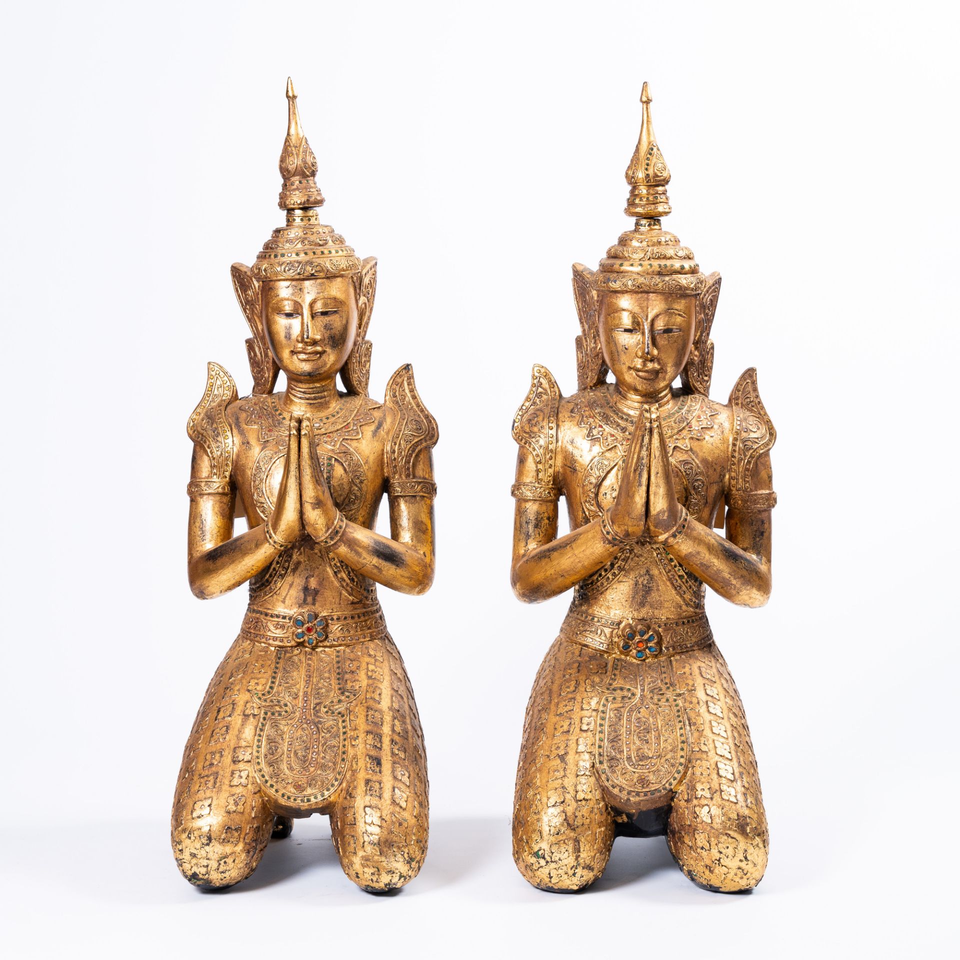 A pair of tall inlaid gilt wood figures of a kneeling Buddha, Thailand, 20th C. - Image 3 of 15