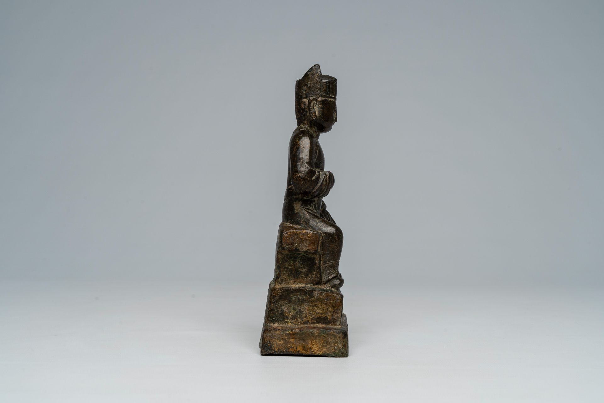 A Chinese bronze figure of a dignitary, Ming - Image 5 of 7