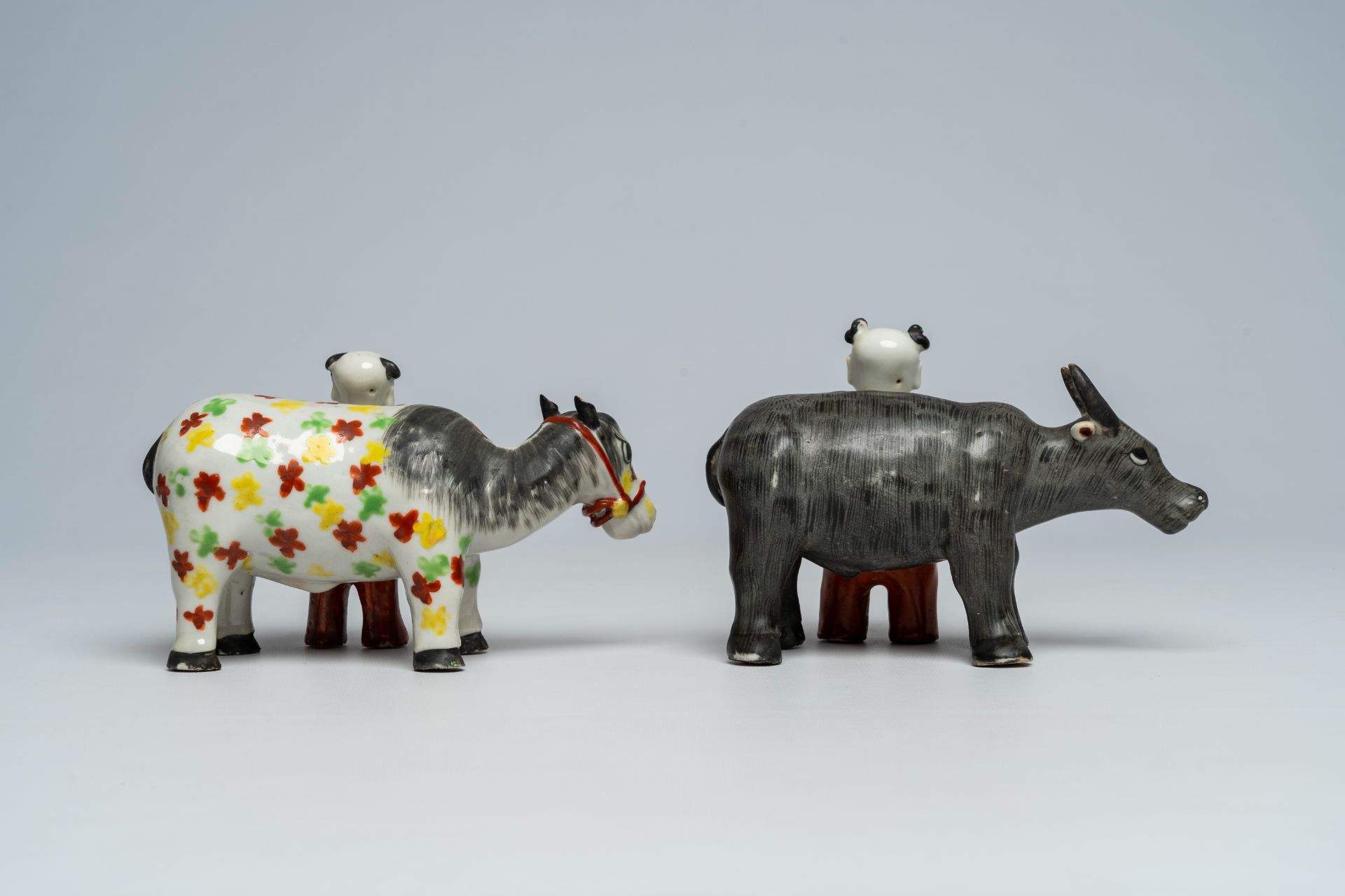 Two Chinese porcelain groups with a buffalo and a donkey with a boy, 19th/20th C. - Image 4 of 7