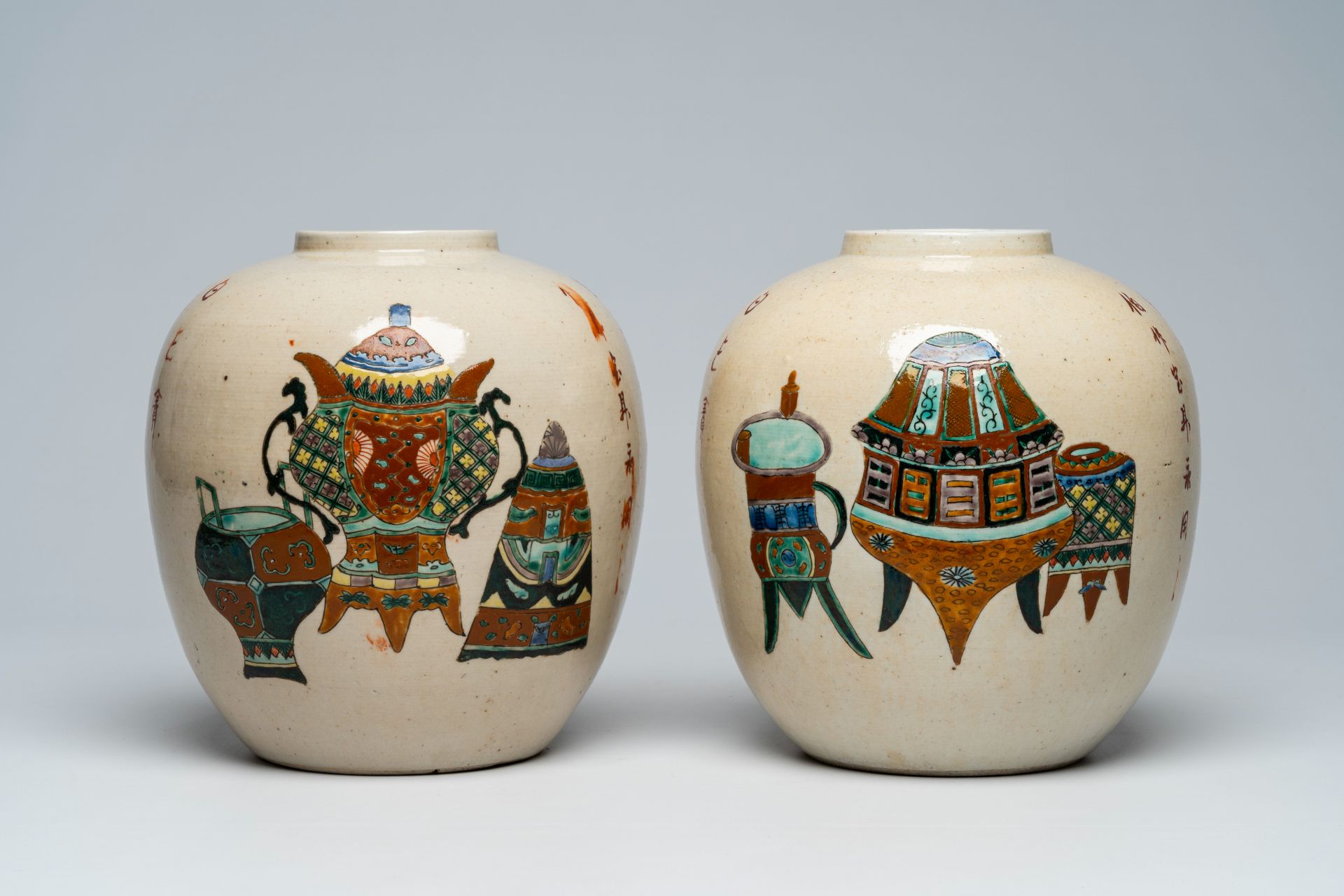A pair of Chinese Nanking crackle glazed famille verte ginger jars with antiquities design, 19th C. - Image 3 of 6