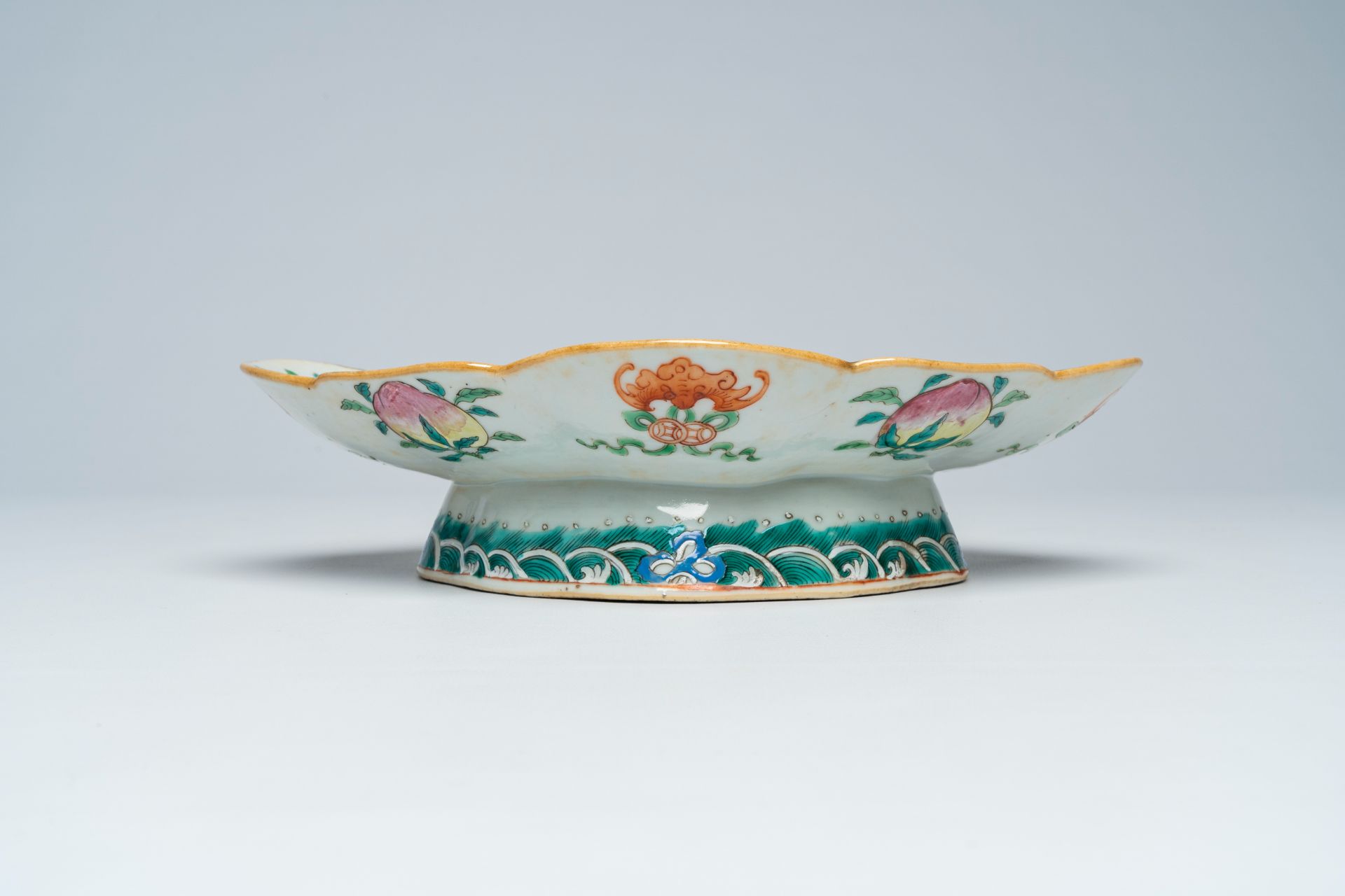 A Chinese famille rose lobed bowl on foot with a landscape with a gate to the Forbidden City, 19th C - Image 6 of 7