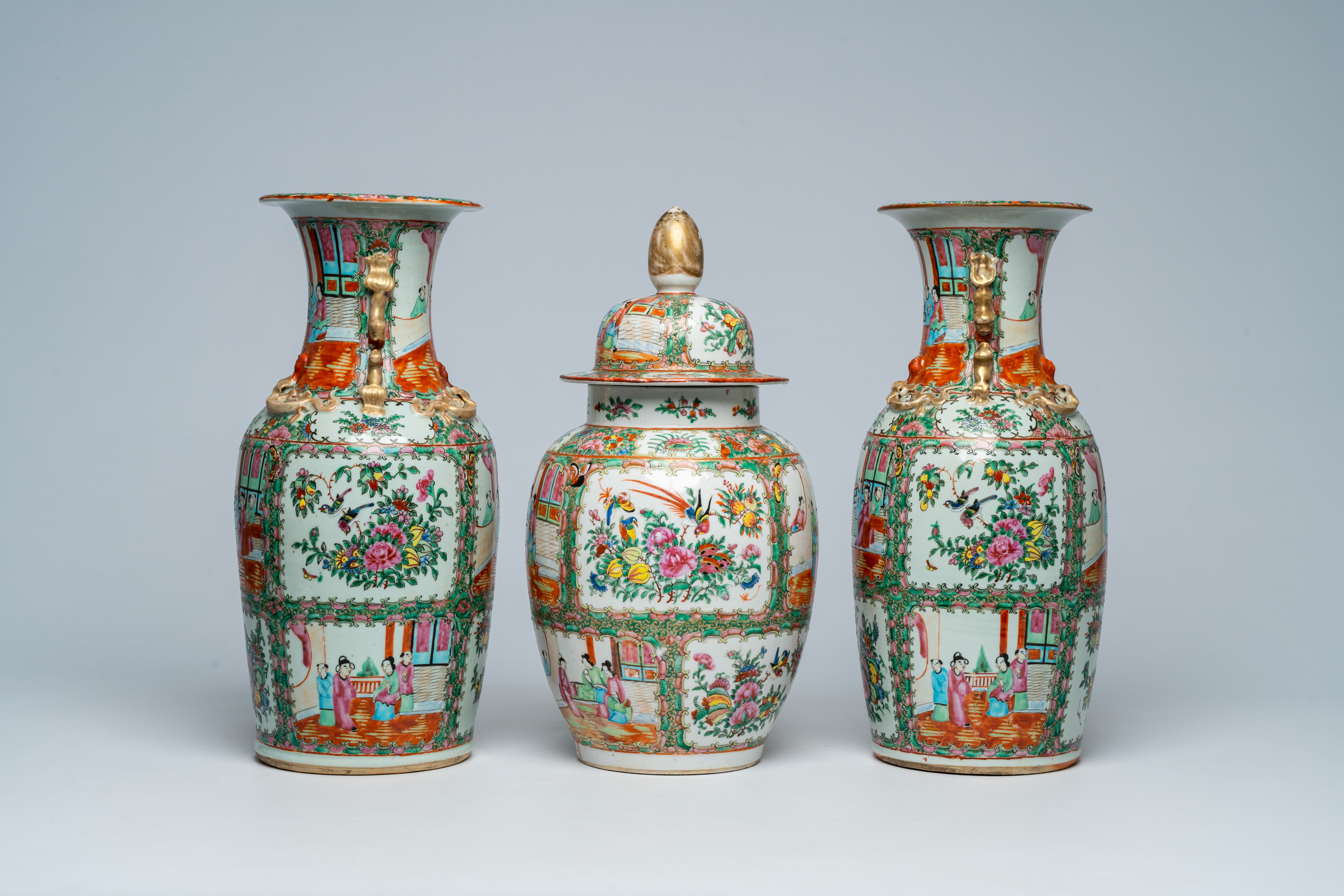 Three Chinese Canton famille rose vases with palace scenes and floral design, 19th C. - Bild 2 aus 6