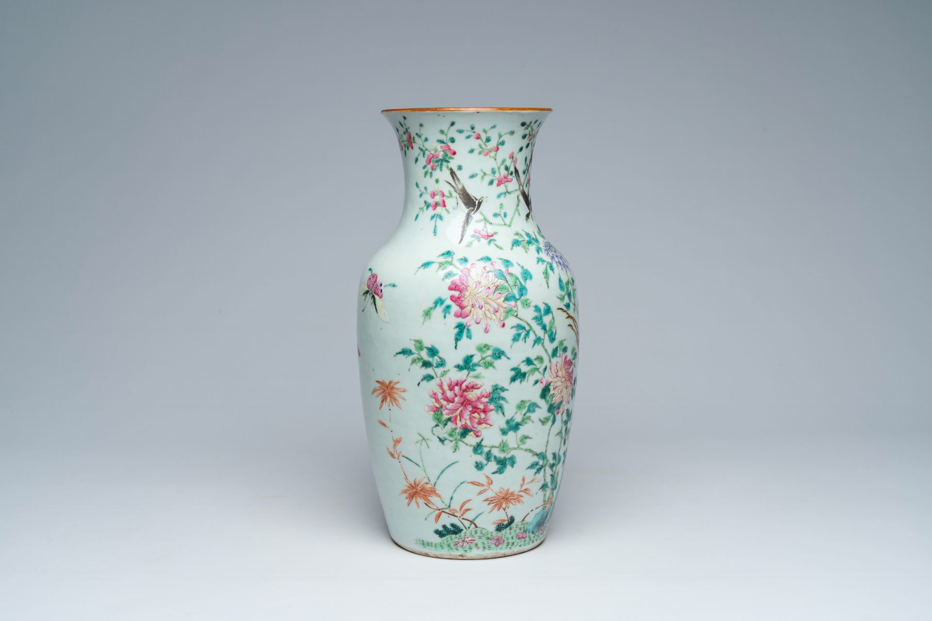 A Chinese famille rose vase with different birds among blossoming branches, 19th C. - Image 4 of 6