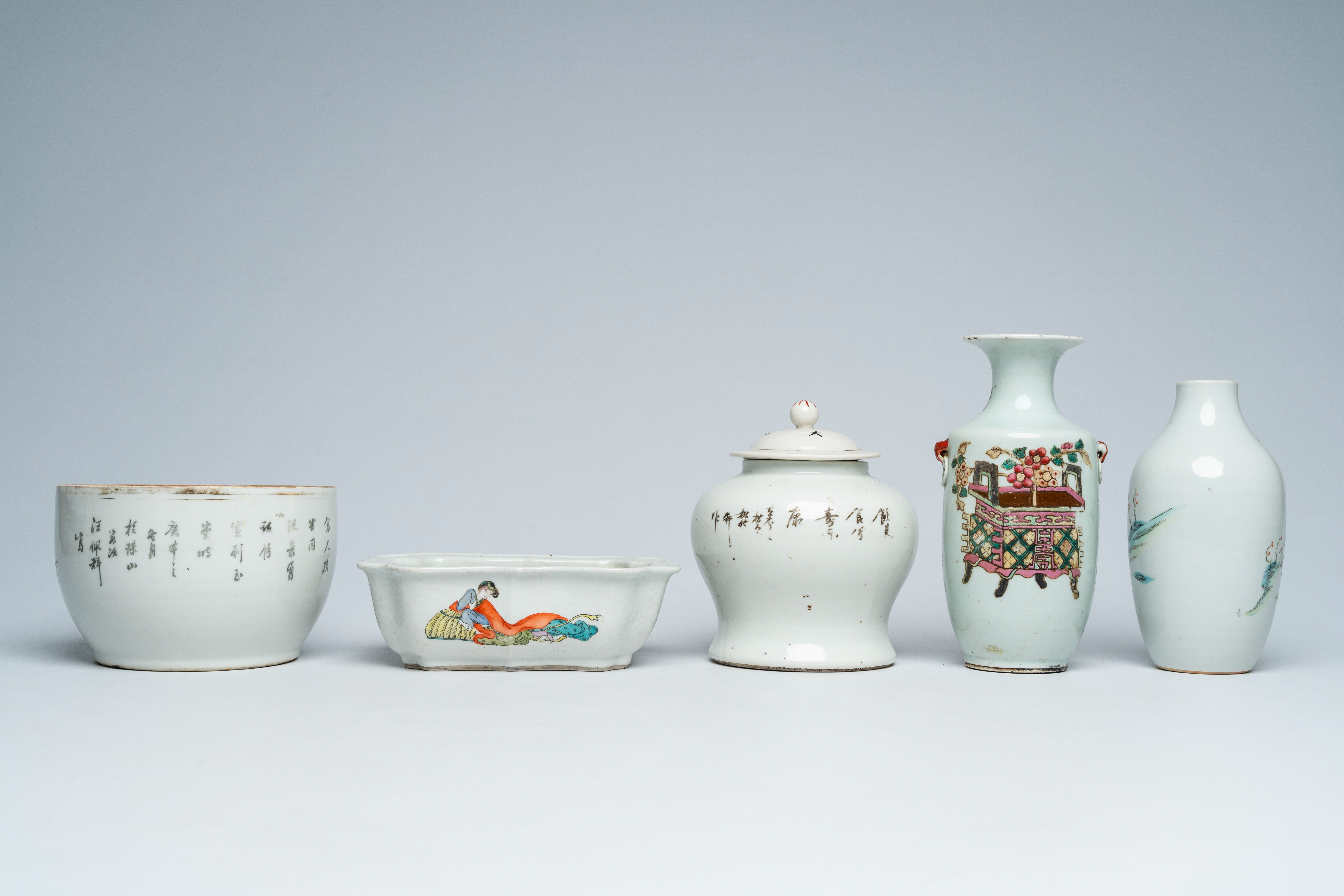 A varied collection of Chinese famille rose and qianjiang cai porcelain, 19th/20th C. - Image 3 of 15