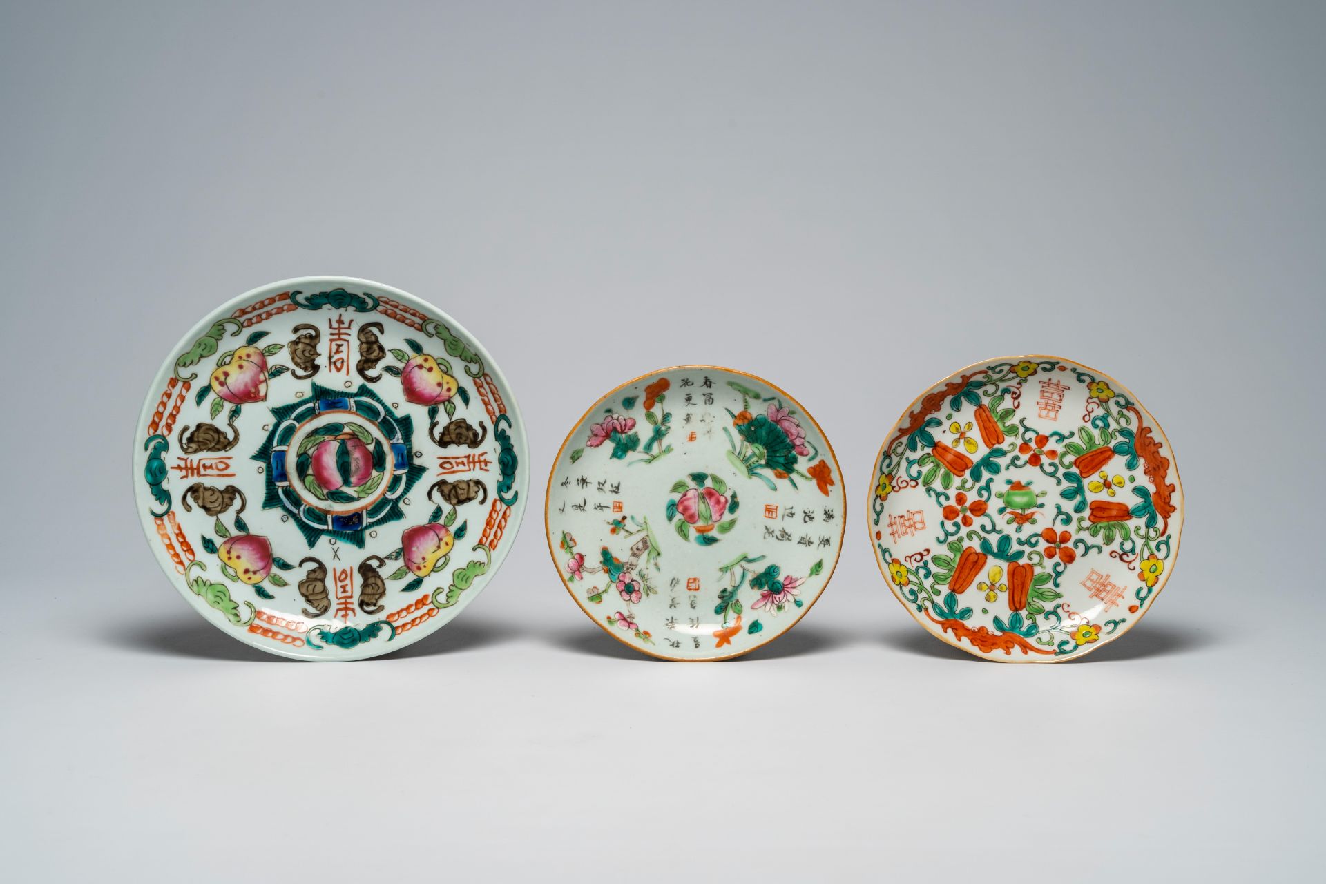 A varied collection of Chinese famille rose and polychrome porcelain, 19th/20th C. - Image 2 of 16