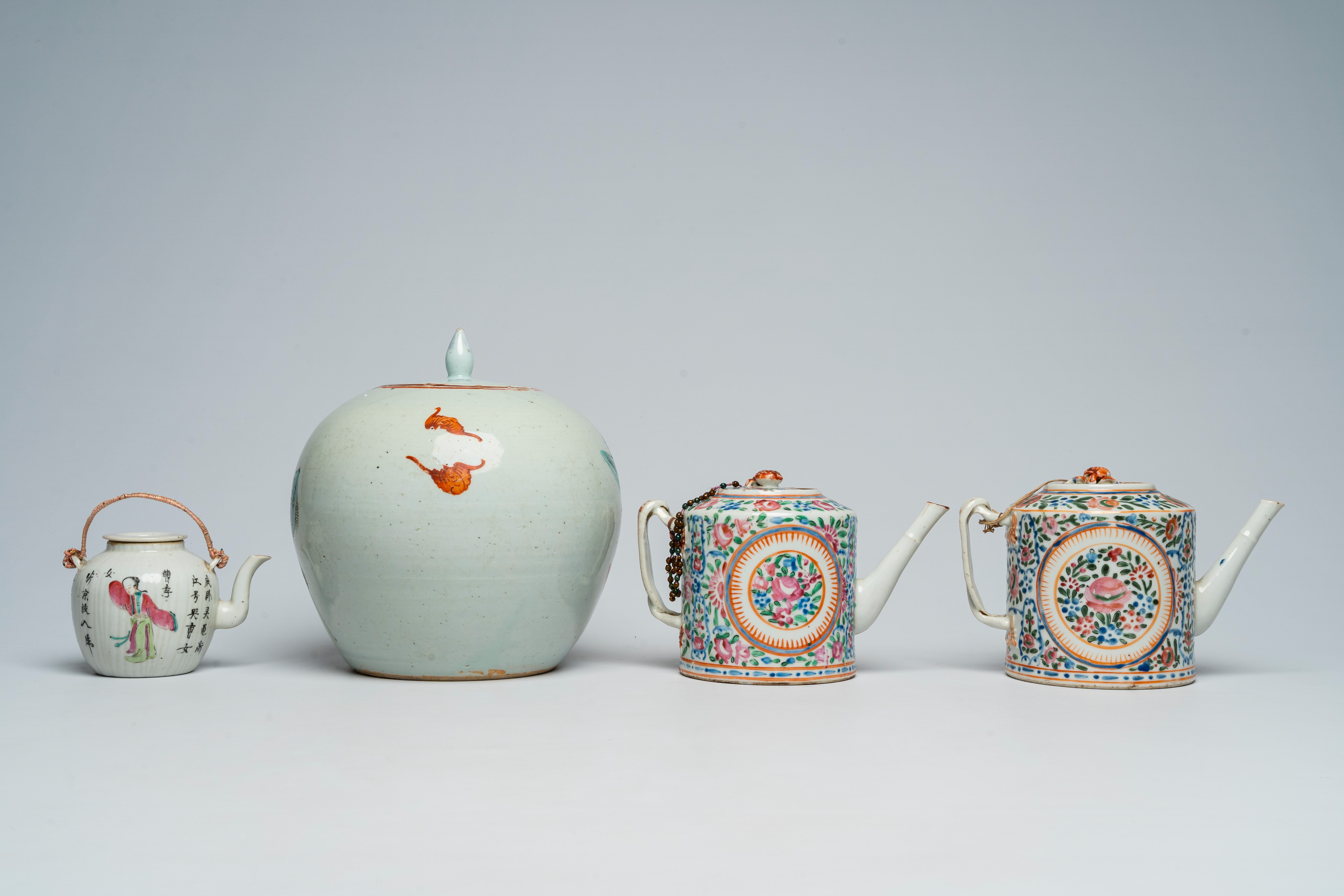 A varied collection of Chinese famille rose porcelain with figures and floral design, 19th/20th C. - Bild 4 aus 13