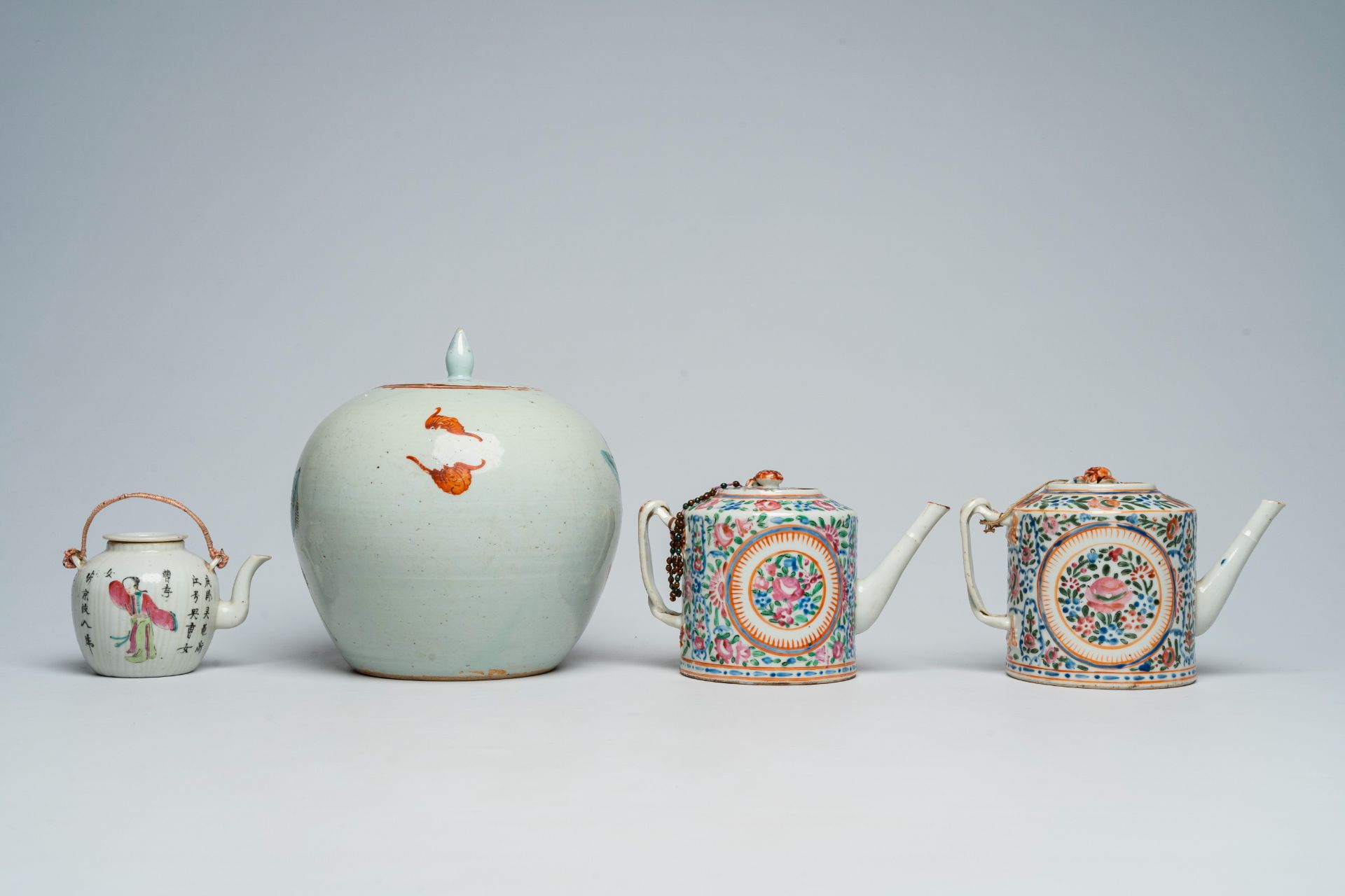 A varied collection of Chinese famille rose porcelain with figures and floral design, 19th/20th C. - Image 4 of 13