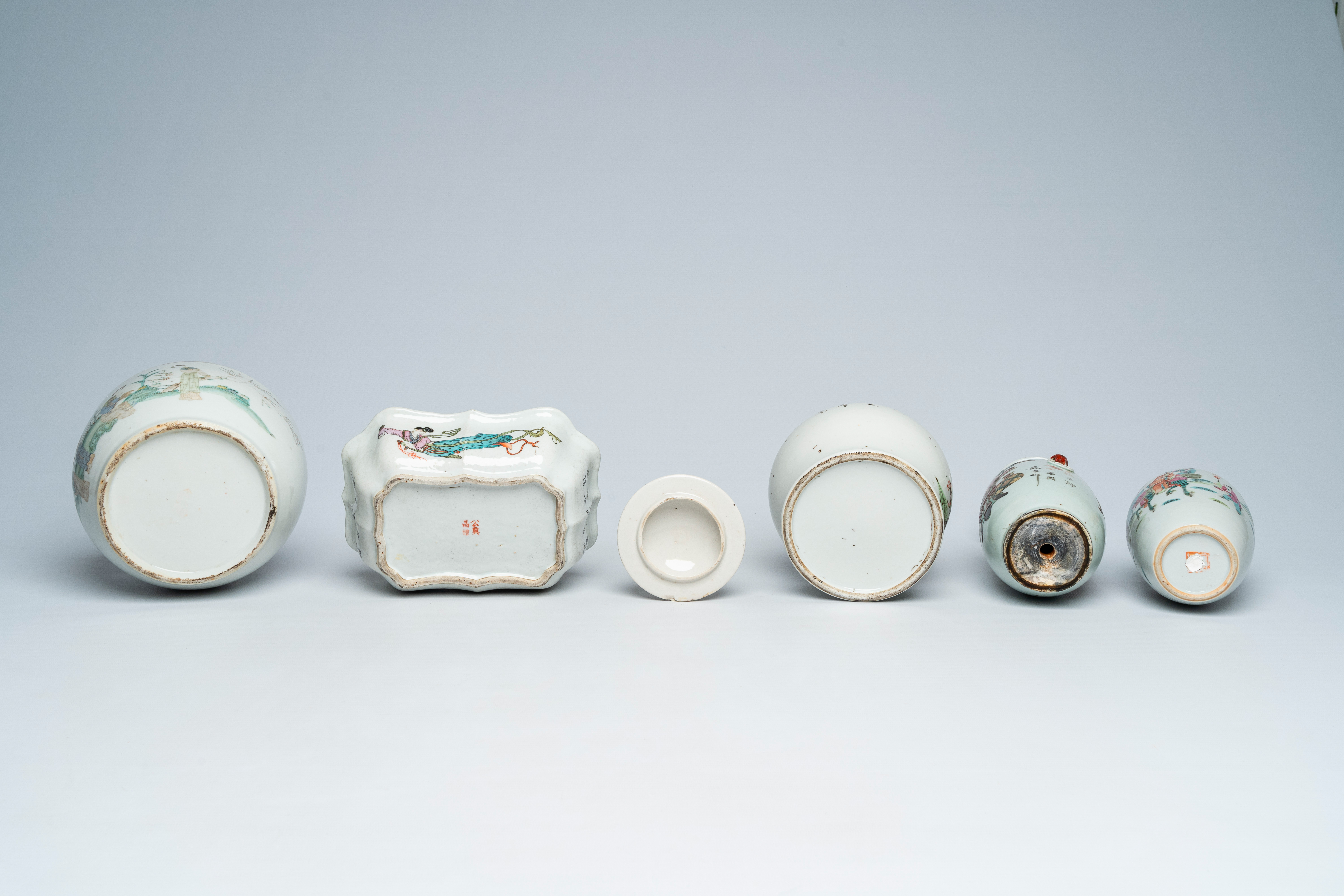 A varied collection of Chinese famille rose and qianjiang cai porcelain, 19th/20th C. - Image 6 of 15