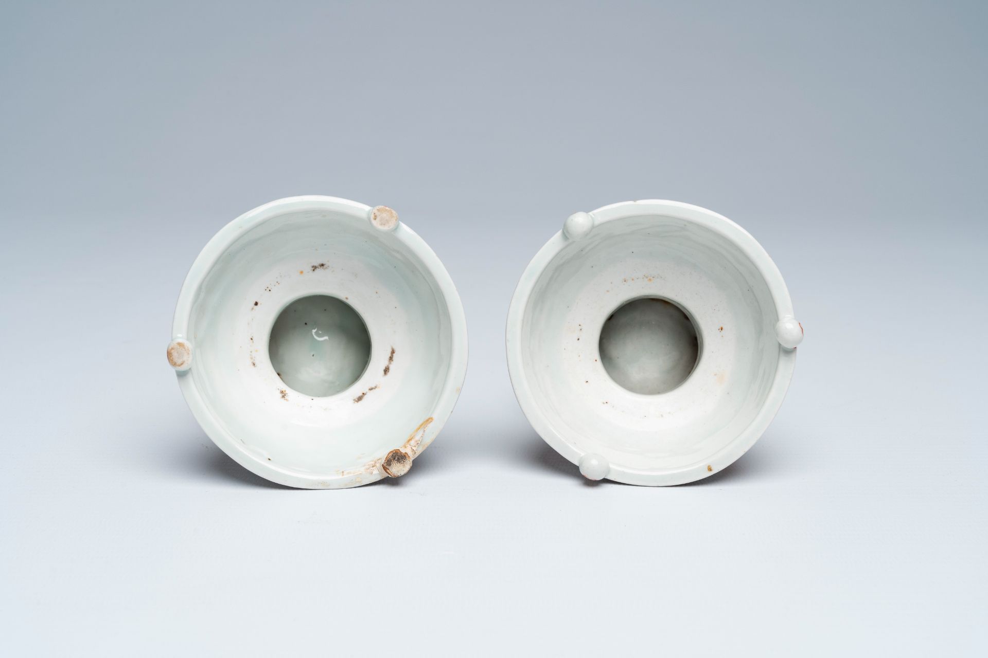 A pair of Japanese Kakiemon style salts with floral design, Edo, 17th/18th C. - Image 8 of 8