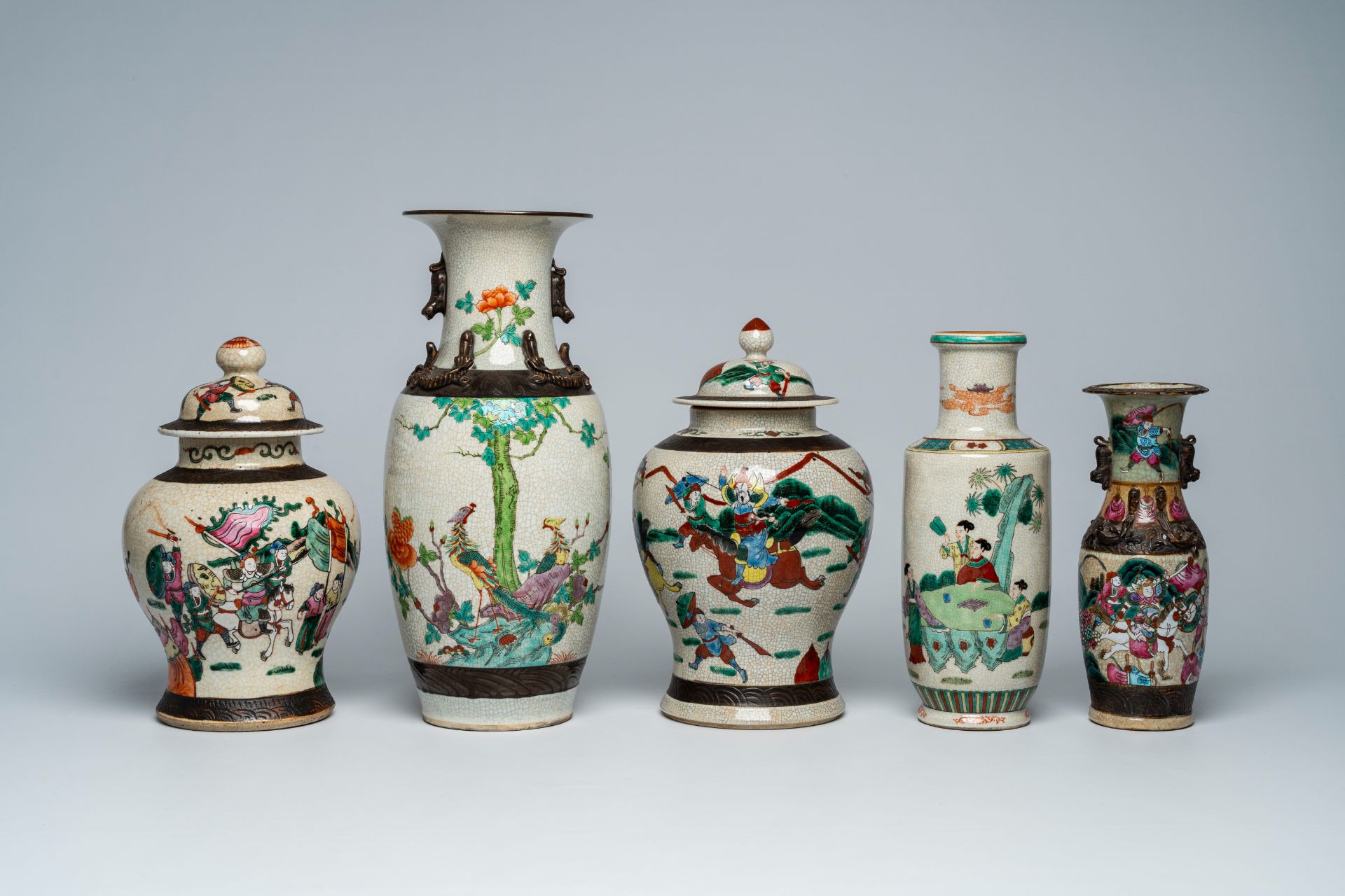 A varied collection of Chinese Nanking crackle glazed famille rose and verte vases and jars with war - Bild 2 aus 13