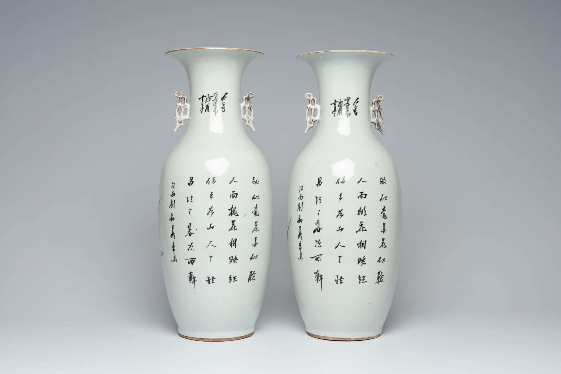 A pair of Chinese famille rose vases with ladies in a garden, 19th/20th C. - Image 3 of 6