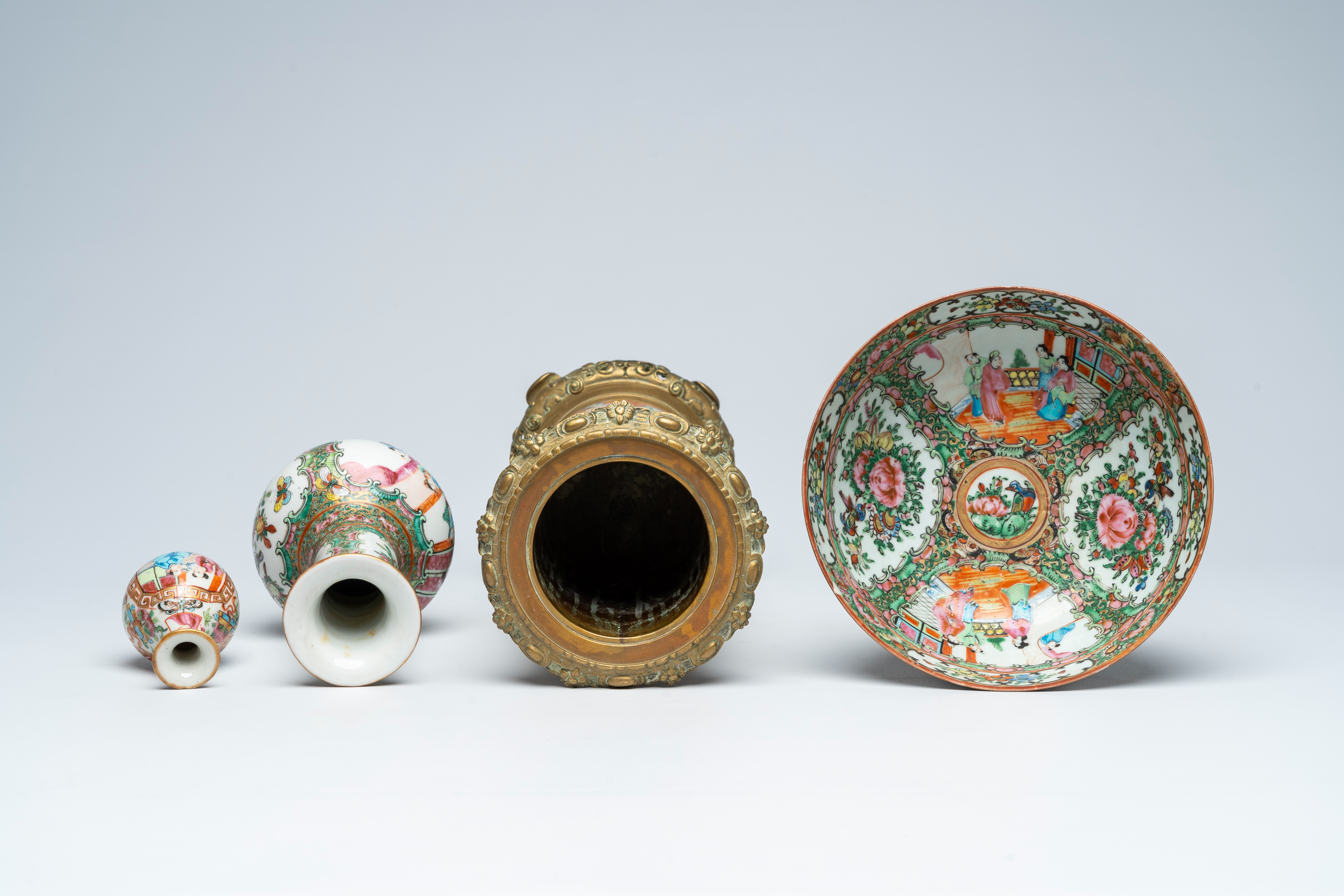 A varied collection of Chinese Canton famille rose porcelain, 19th/20th C. - Bild 6 aus 13