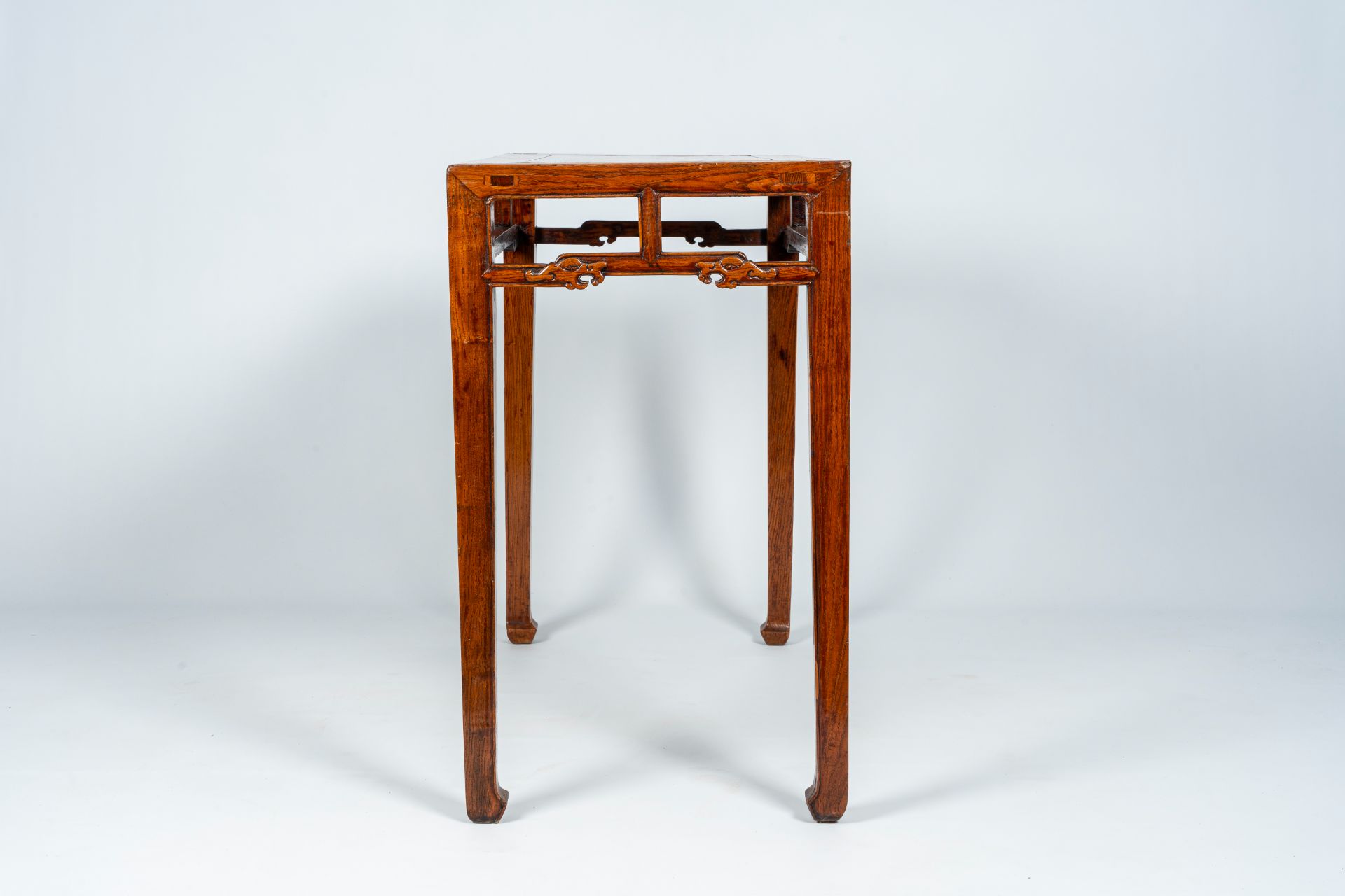 A Chinese wood side table with stylized dragon heads, 19th/20th C. - Image 5 of 8