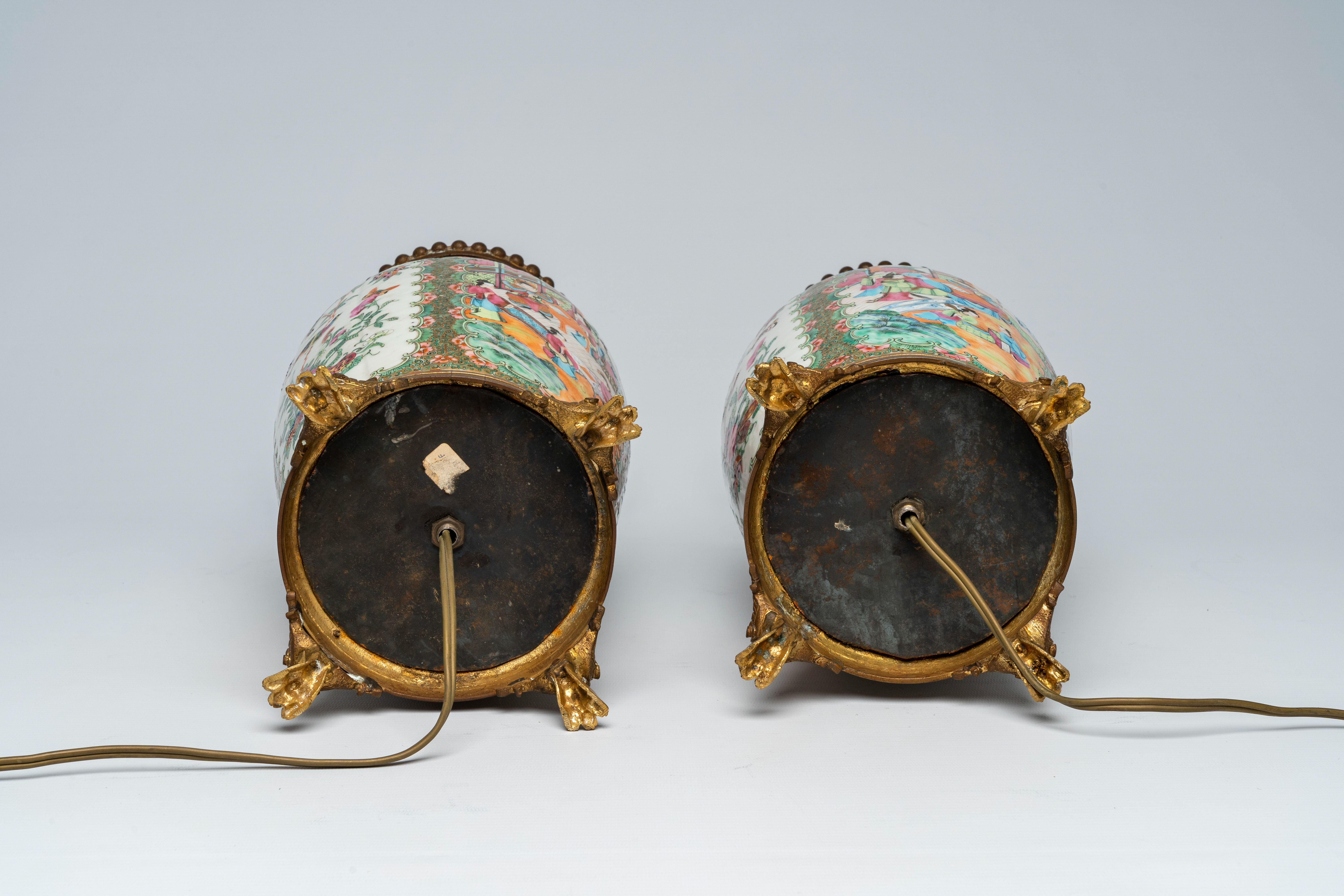 A pair of Chinese Canton famille rose vases with palace scenes mounted as lamps, 19th C. - Bild 7 aus 7