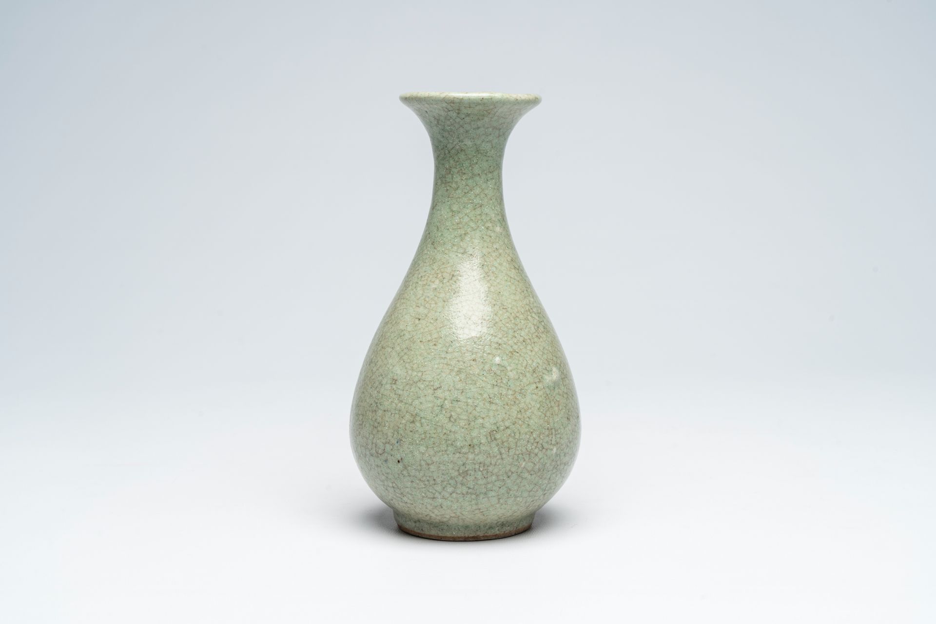 A Chinese monochrome crackle-glazed 'yuhuchunping' vase, 19th/20th C. - Image 2 of 6