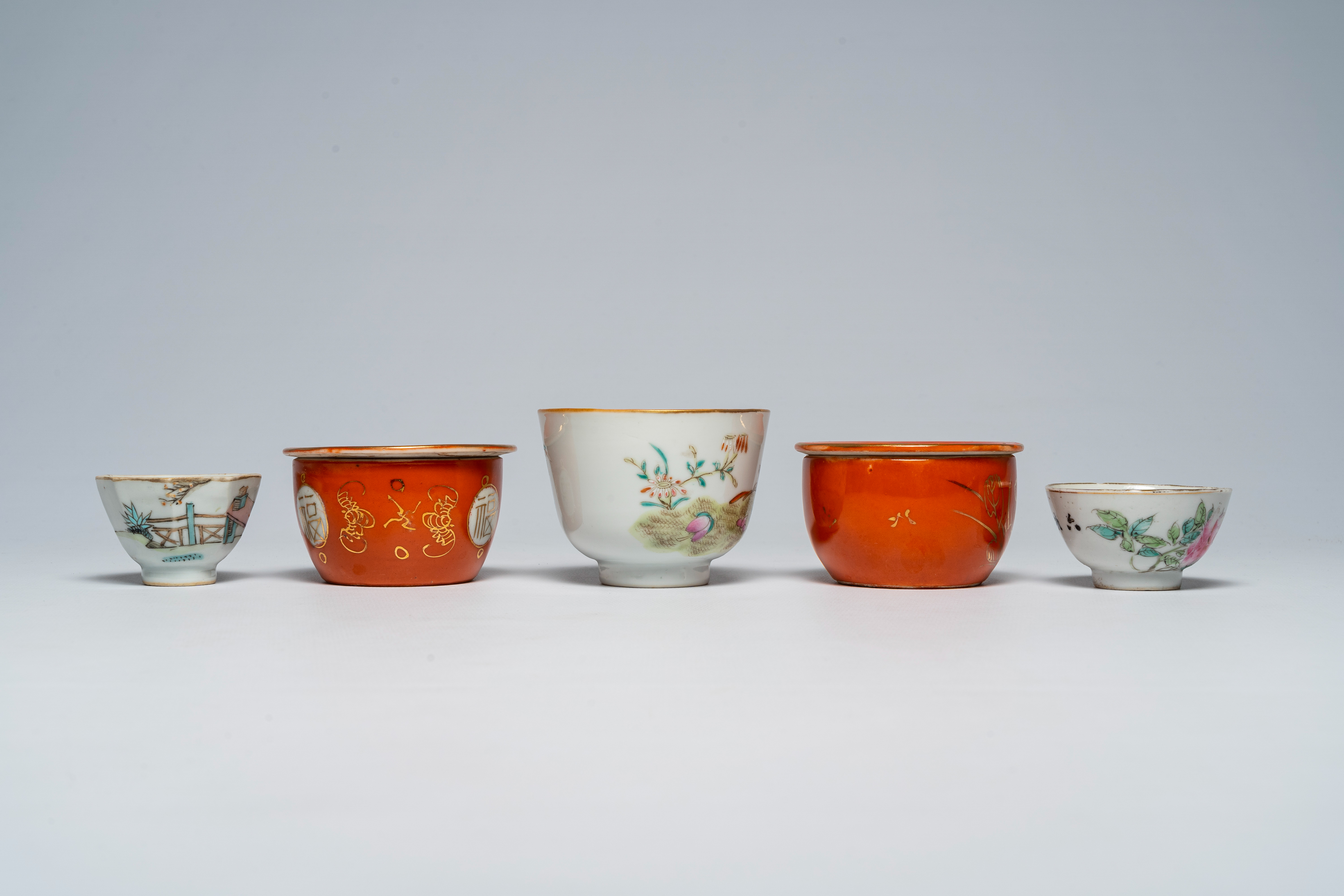 A varied collection of Chinese famille rose bowls, 19th/20th C. - Bild 11 aus 13