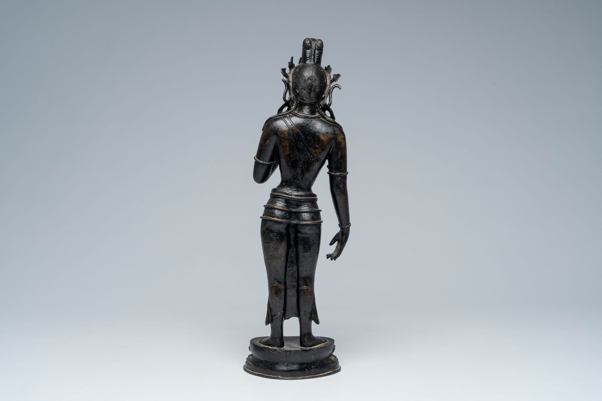 A large Nepalese patinated bronze figure of a standing Tara on a lotus throne, 19th/20th C. - Image 4 of 7