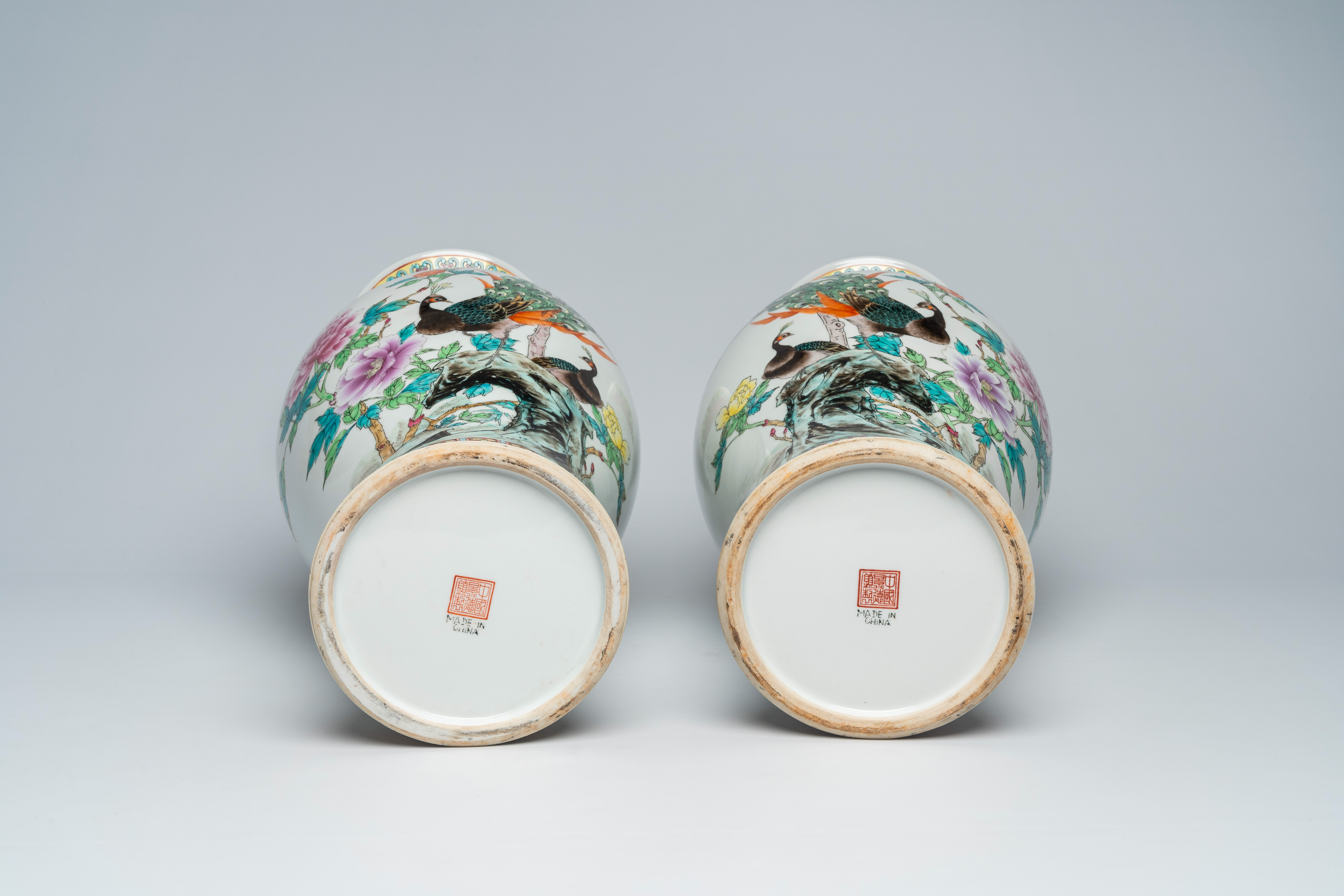 A pair of Chinese famille rose baluster vases with peacocks among blossoming branches, Jingdezhen ma - Bild 6 aus 6