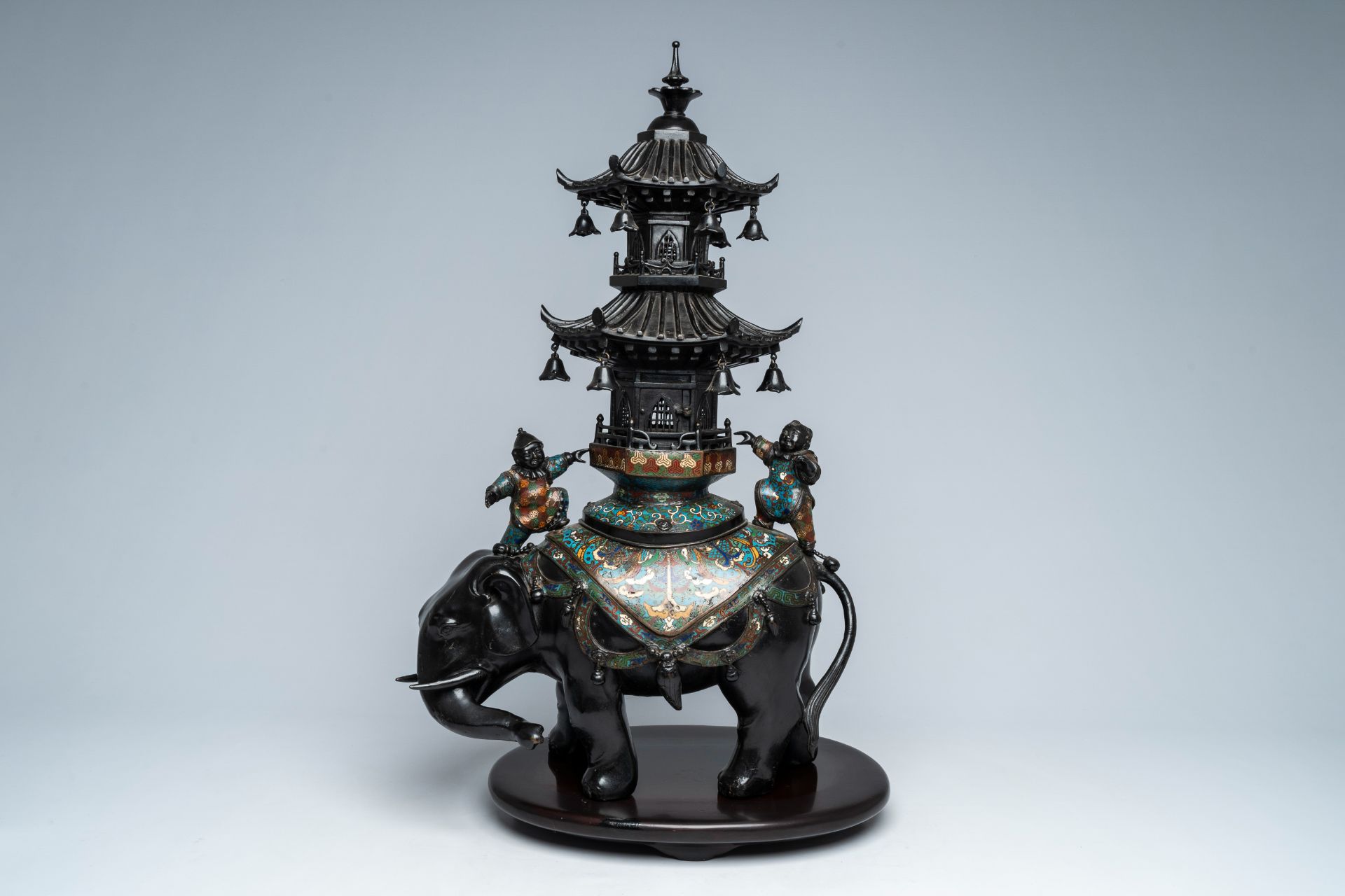 A large Japanese champlevÃ© bronze group with an elephant bearing a pagoda, Edo/Meiji, 19th/20th C.