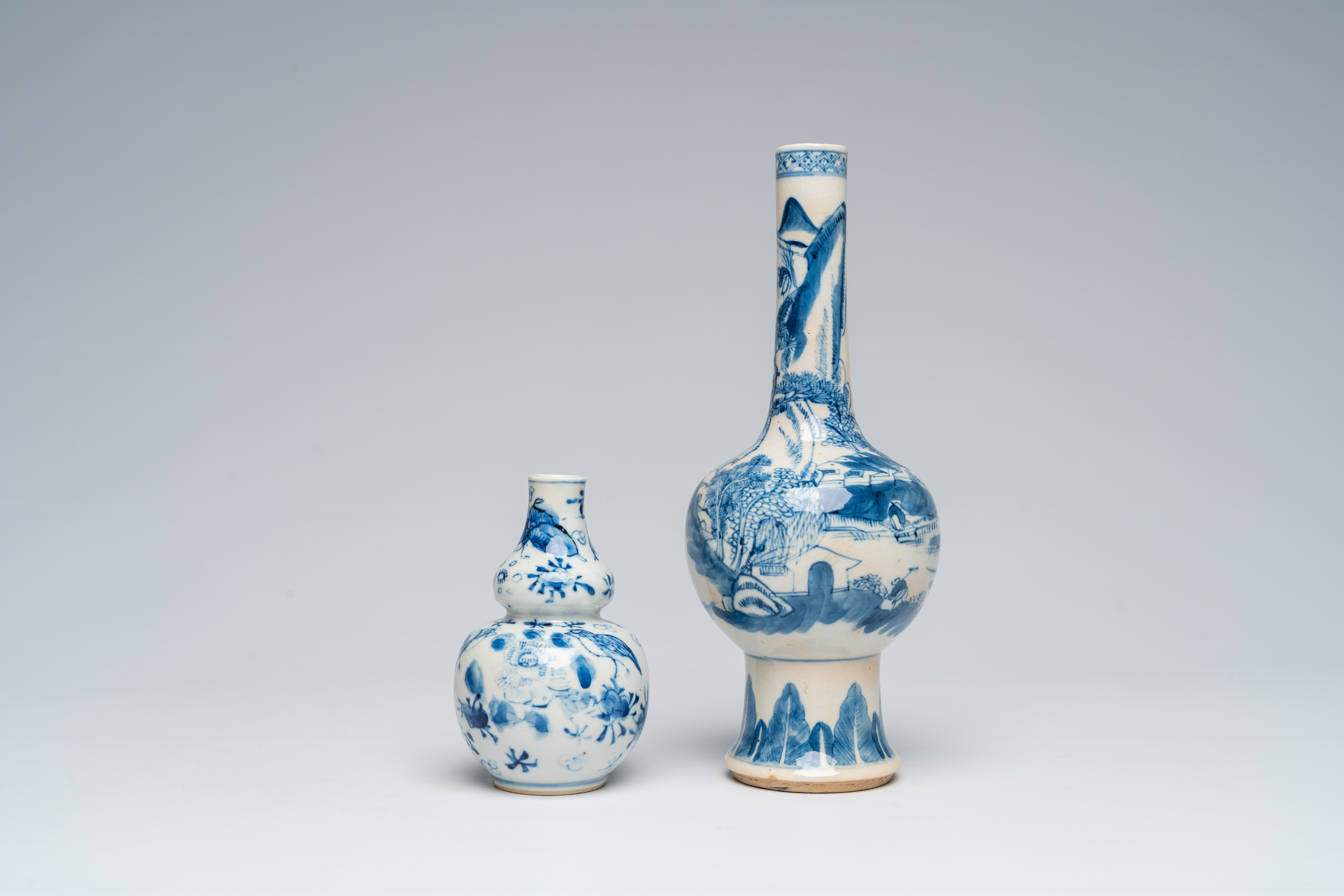 Two Chinese blue and white vases with an animated landscape and floral design, 18th/19th C. - Bild 5 aus 7