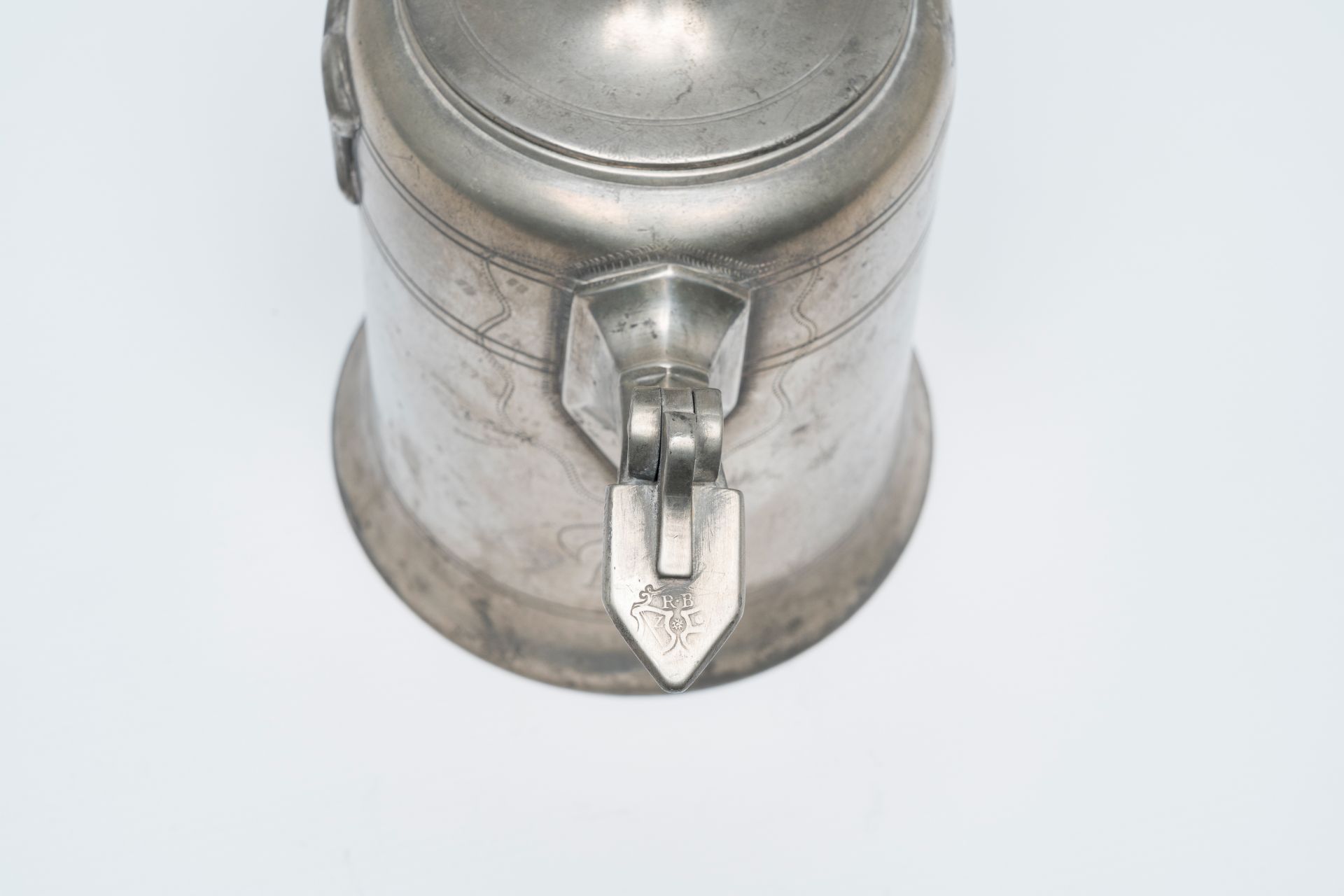 A varied collection of pewter jugs and flagons, a.o. acorn jugs and Swiss Glocken flagons, various o - Image 12 of 12