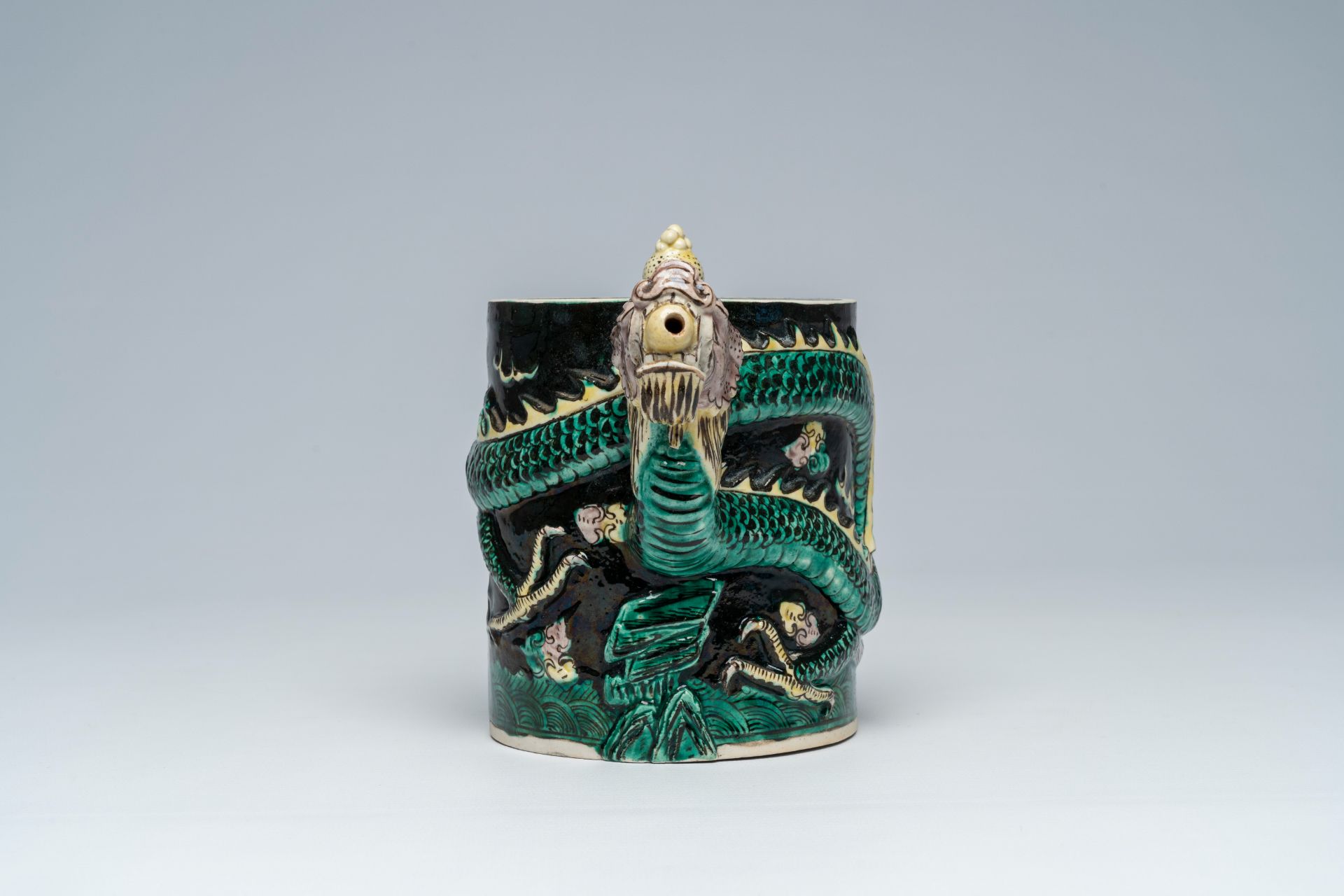 A Chinese famille noire dragon-shaped teapot with relief design, 19th C. - Image 5 of 9