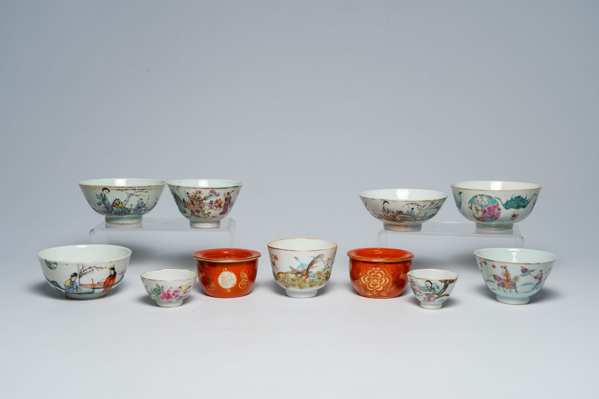 A varied collection of Chinese famille rose bowls, 19th/20th C.