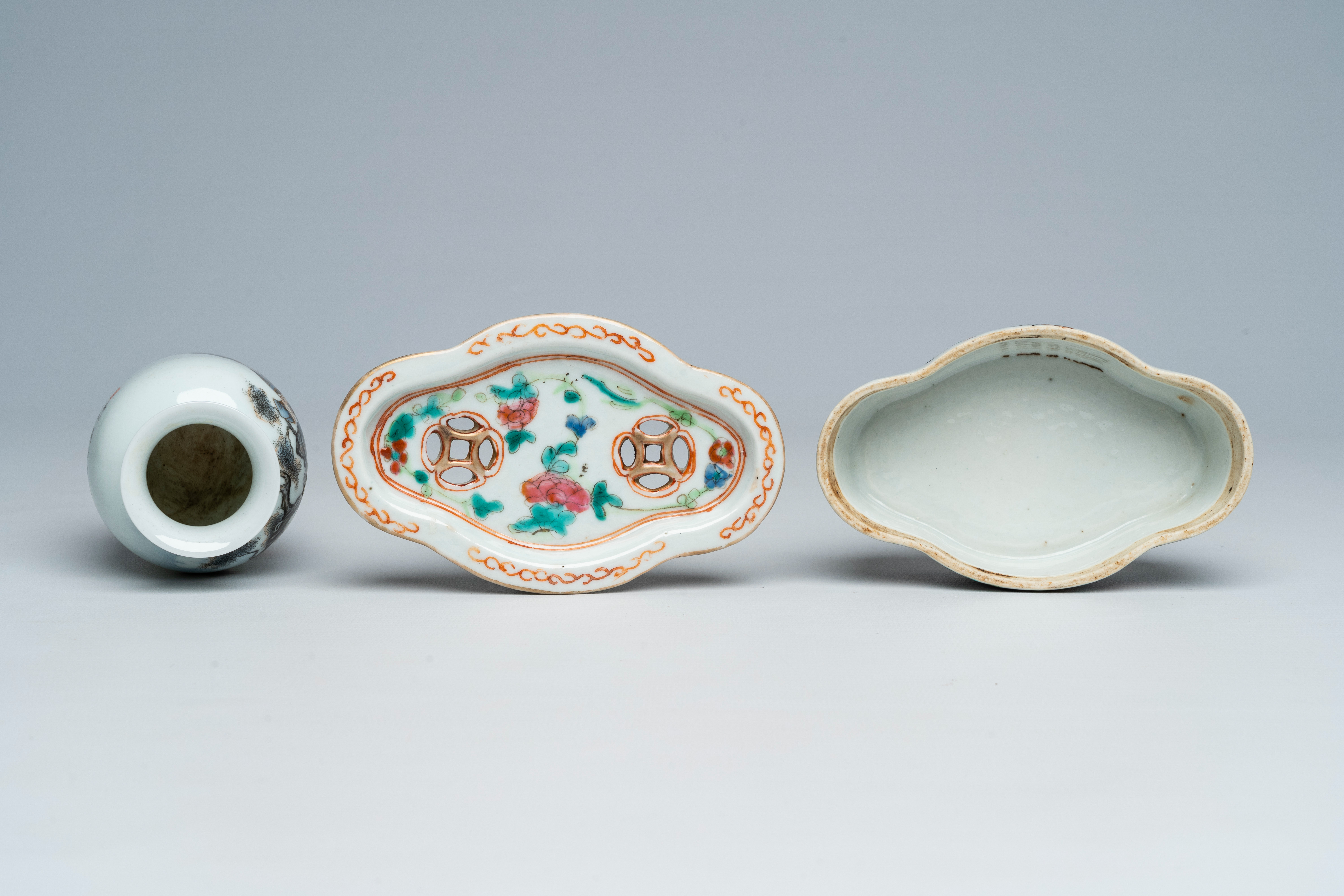 A Chinese famille rose cricket box and a vase with figures in a landscape, 19th/20th C. - Bild 6 aus 7