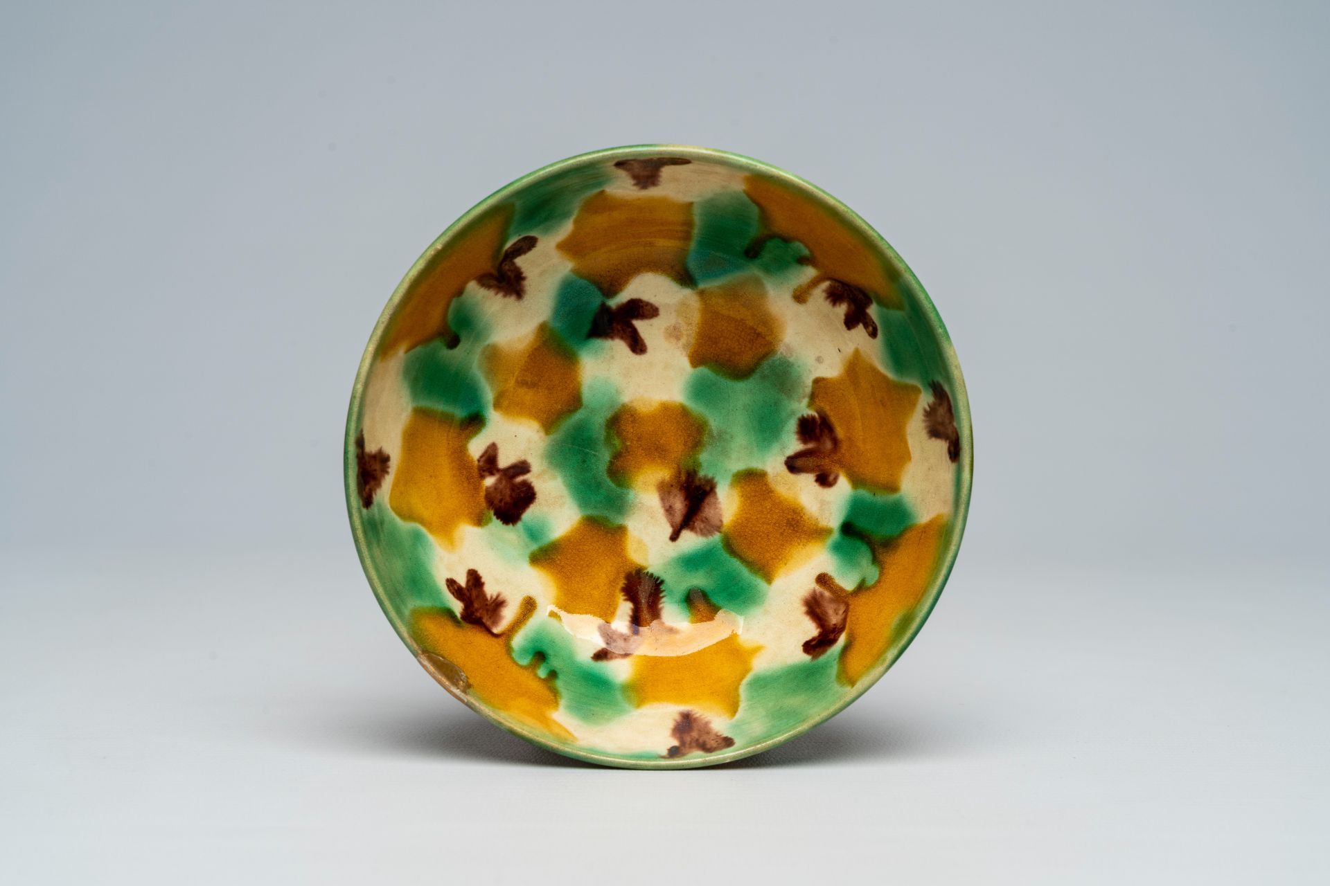 A Chinese sancai glazed bowl, 19th/20th C. - Image 6 of 7