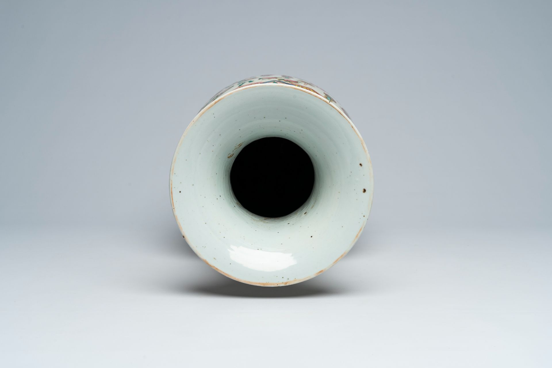 A Chinese famille rose 'antiquities' vase, 19th C. - Image 5 of 6