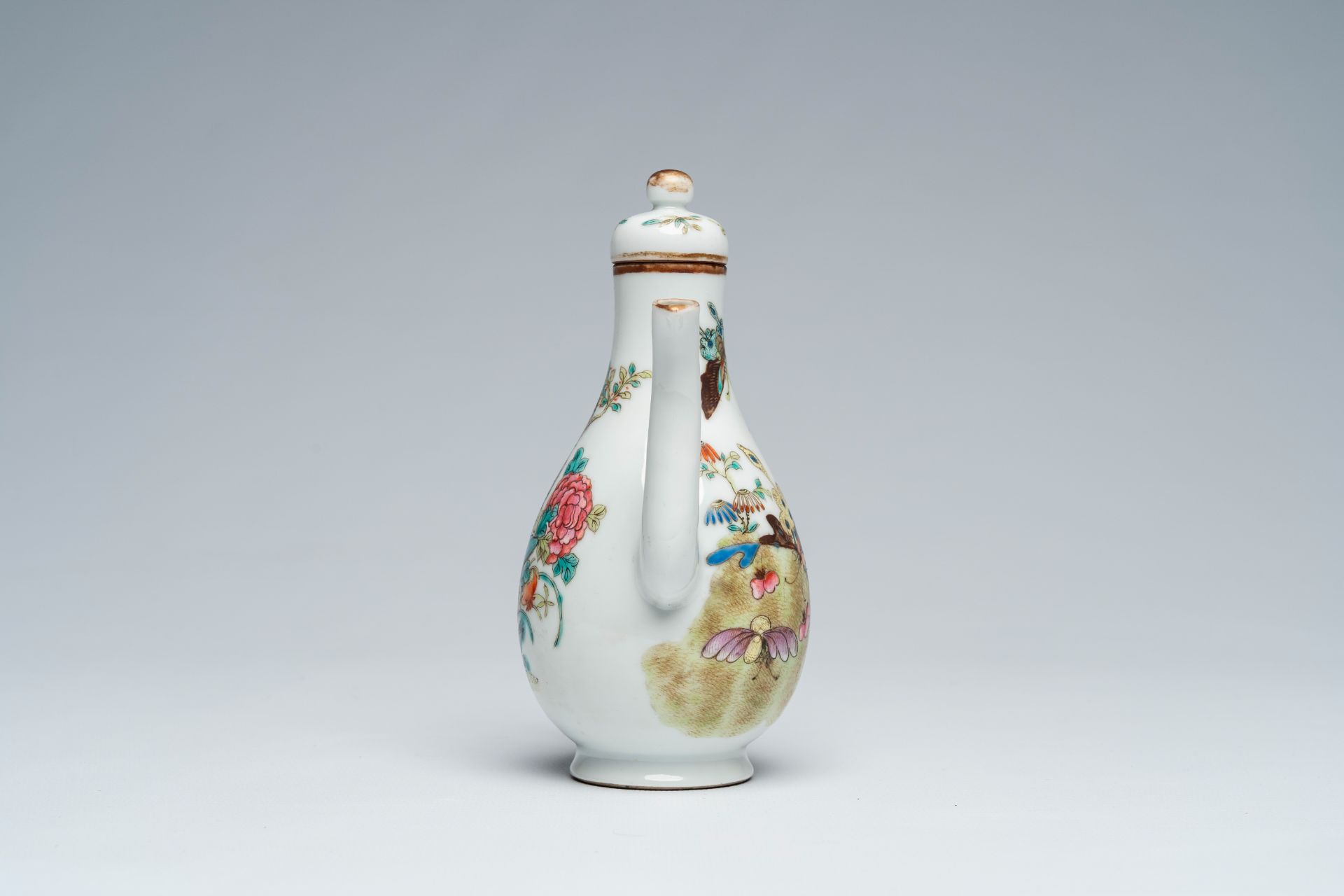 A Chinese famille rose ewer and cover and a pair of peach-shaped saucers with floral design, 19th C. - Image 6 of 10