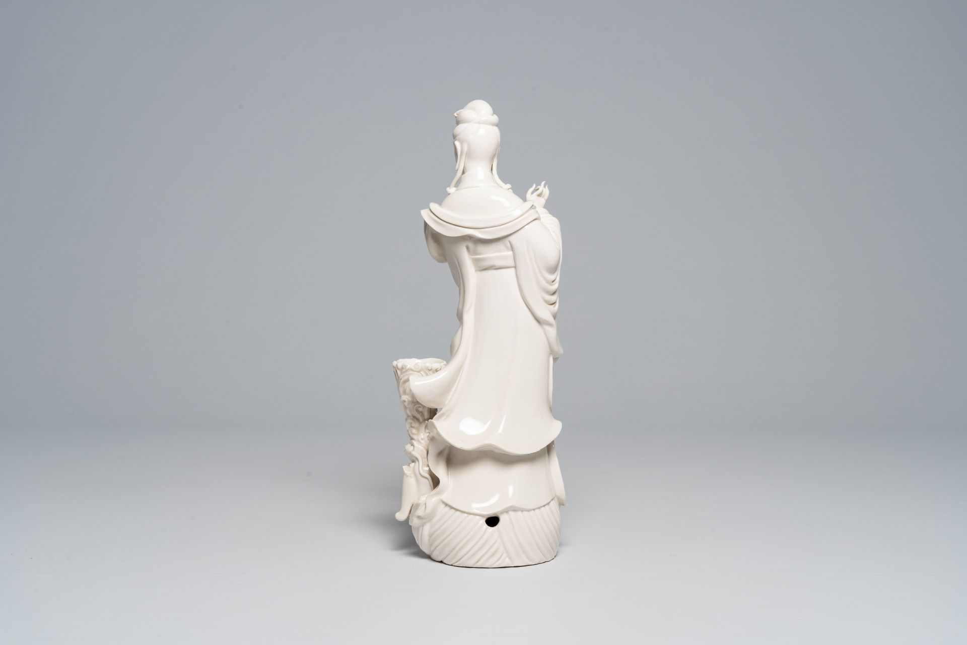 A Chinese Dehua blanc de Chine figure of Guanyin standing on a sea dragon, 20th C. - Image 4 of 8