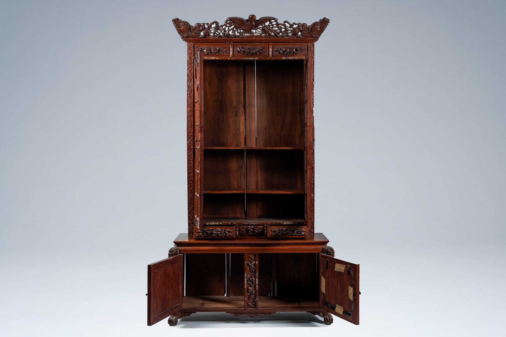 A Chinese or Vietnamese wooden four-door display cabinet with mother-of-pearl inlay, ca. 1900 - Image 3 of 15