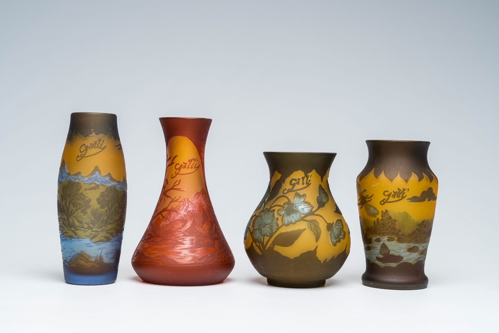 Emile GallÃ© (1846-1904): Four cameo glass Art Nouveau vases with landscapes and floral design, 20th - Bild 2 aus 8