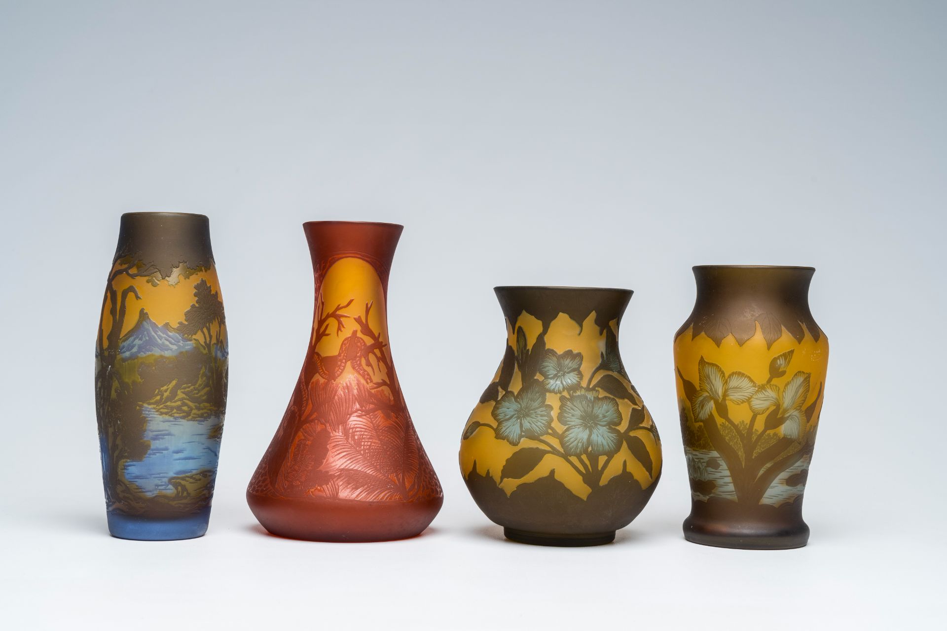 Emile GallÃ© (1846-1904): Four cameo glass Art Nouveau vases with landscapes and floral design, 20th - Bild 4 aus 8