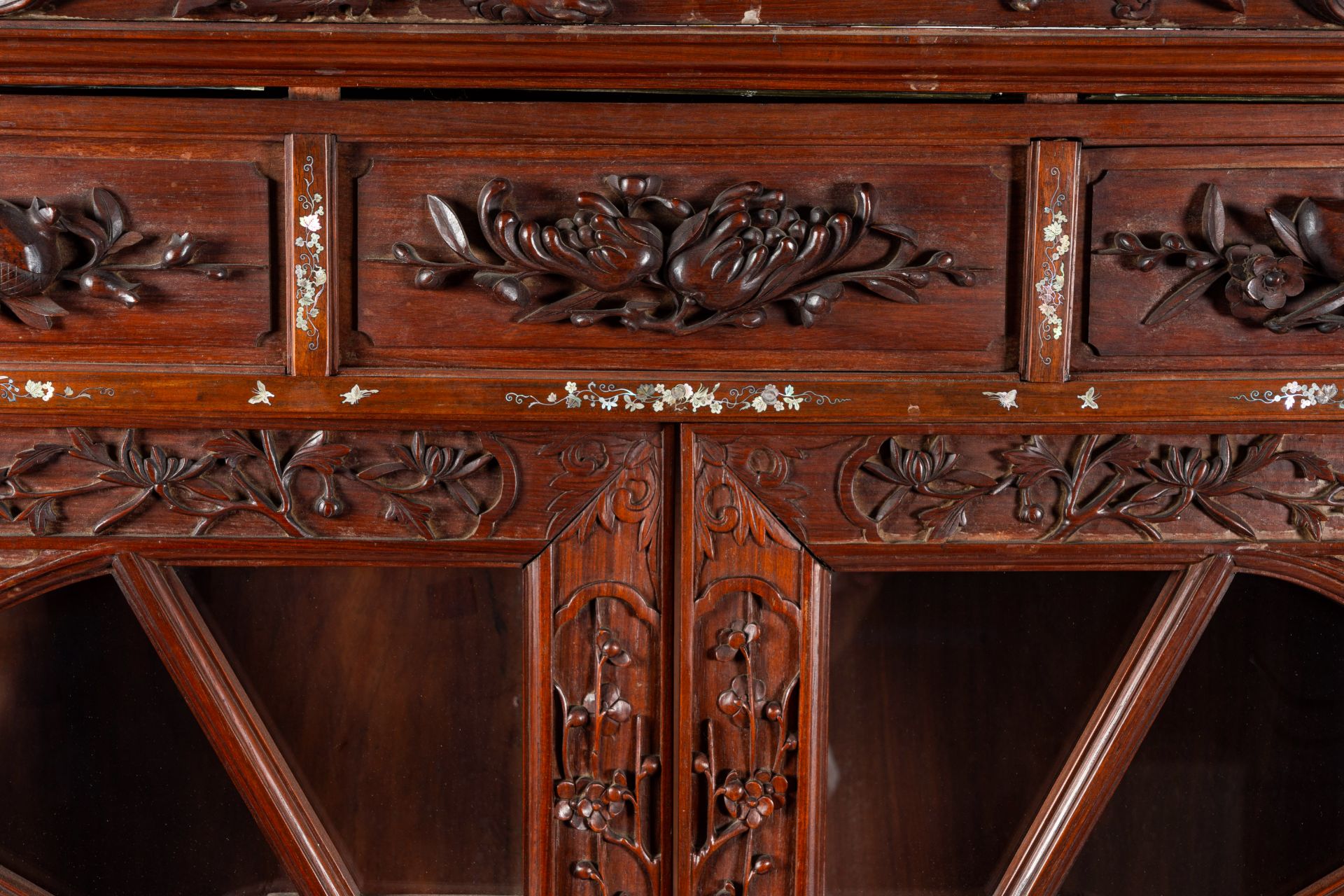 A Chinese or Vietnamese wooden four-door display cabinet with mother-of-pearl inlay, ca. 1900 - Image 7 of 15