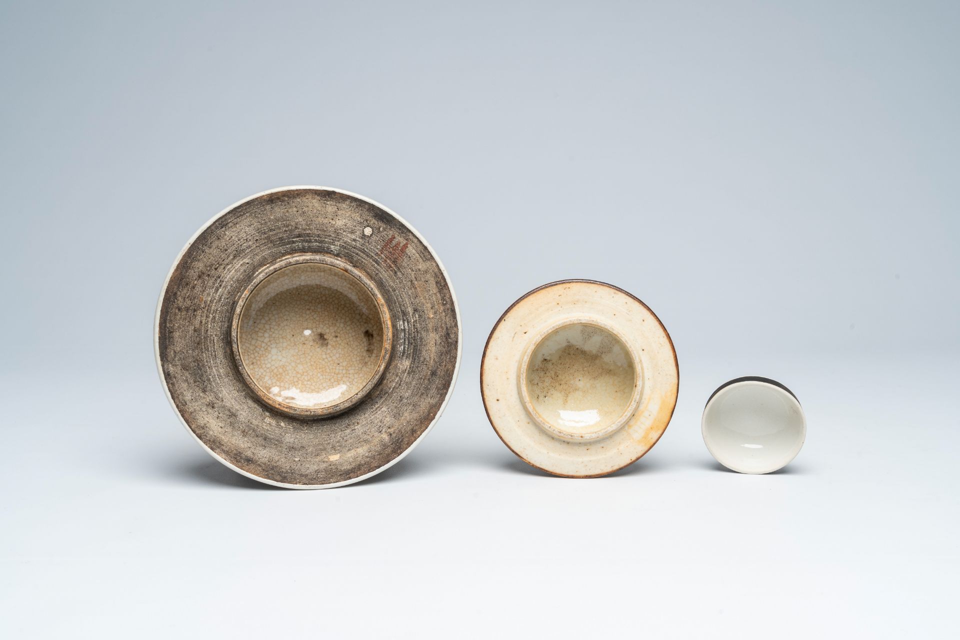 A varied collection of Chinese Nanking crackle glazed famille rose and verte porcelain, 19th/20th C. - Image 9 of 9