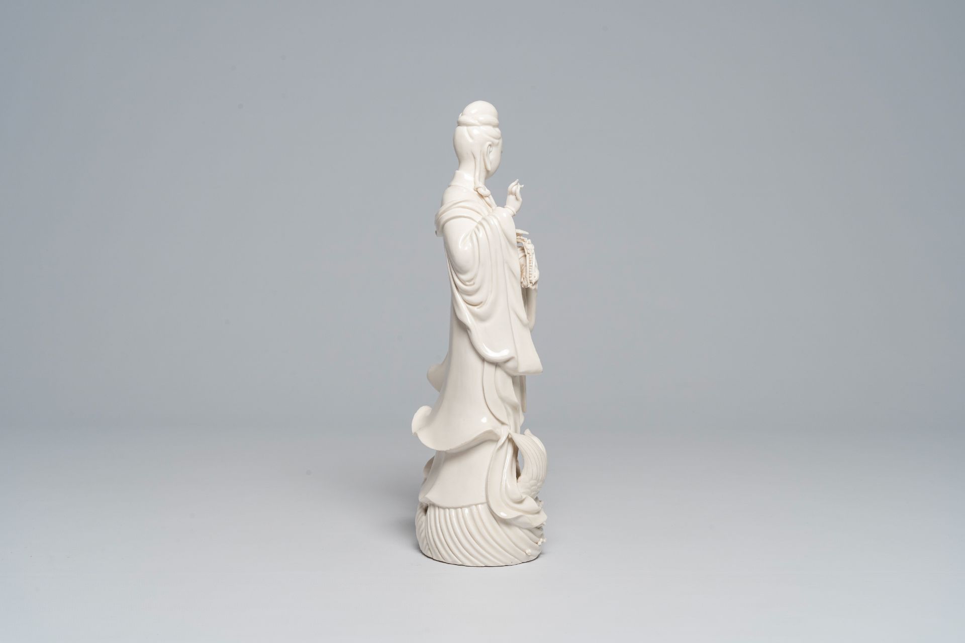 A Chinese Dehua blanc de Chine figure of Guanyin standing on a sea dragon, 20th C. - Image 5 of 8