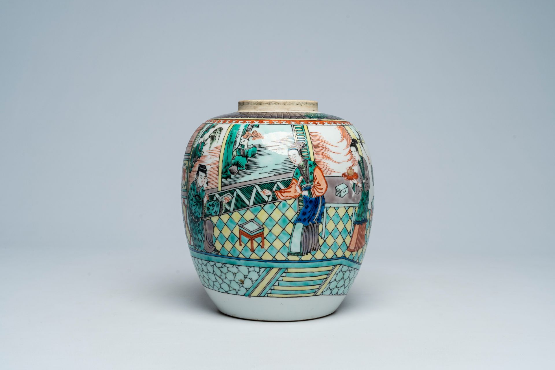 A Chinese famille verte jar with an animated palace scene and a silver-plated cover, 19th C. - Image 2 of 7