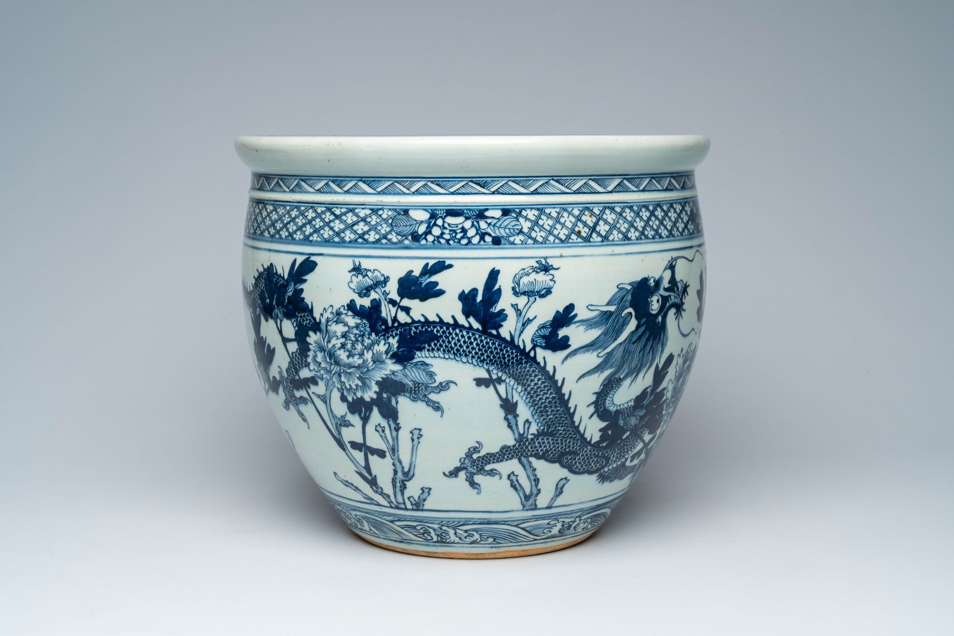 A Chinese blue and white 'dragons' jardiniÃ¨re, 19th C. - Image 5 of 8